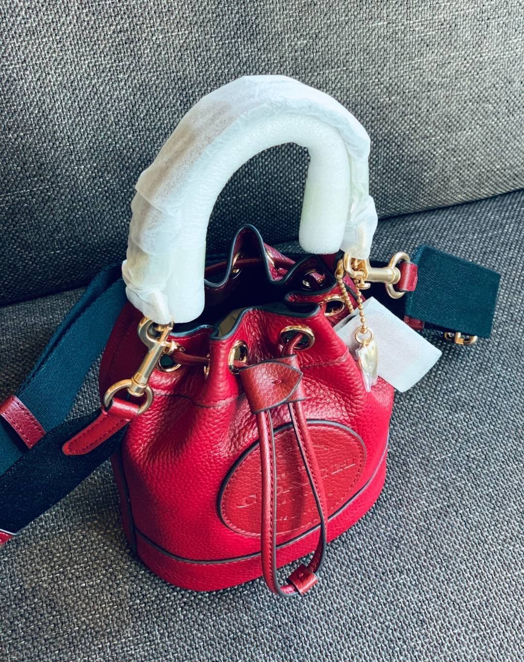 OUTLET 】COACH Dempsey Bucket Bag 15 With Coach Patch And Heart Charm ((C5121//C5112//C5114)) น้องน่ารักมากๆ นาทีนี้ต้องมีแล้วล่ะคะ! พร้อมส่งที่ไทยครบสีค่ะ! กระเป๋าหิ้ว//สะพายครอสบอดี้ร์ได้ หนังแท้สวยงามมากๆค่ะ ❤️มาพร้อมพวงรูปหัวใจแบรนด์+ป้ายหนังห้อ