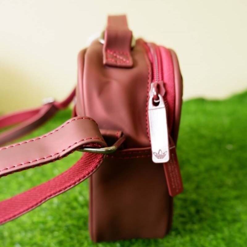 adidas mini airline bag *outlet* กระเป๋าสะพายข้างทรงสปอร์ต ด้านหน้าติดโลโก้แบรนด์ ดีไซน์ลาย 3D ด้านหลังเป็นหนังเรียบ มีช่องซิปสามารถใส่สิ่งของได้ รุ่นนี้เปิดปิดด้วยซิปคู่ ซิปปั๊มแบรนด์ทุกจุด ด้านในเป็นช่องกว้าง มีช่องซิป สายสะพายยาวสามารถปรับระดับได้ สาวก