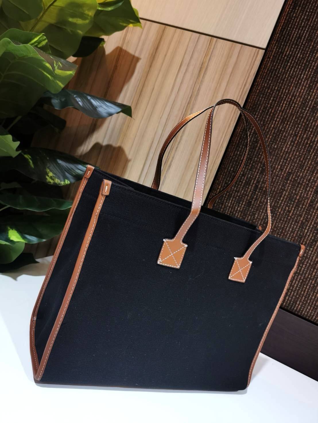 BURBERRY FRAGRANCES LARGE TOTE BAG วัสดุ Canvas & Leather ทรงเหลี่ยมมาในสี TwoTone ดีไซน์สวยอยู่ทรงสไตล์ Casual ด้านหน้ามีช่องใส่ของ ภายในโล่งกว้างและจุสุดๆสามารถใส่เอกสารA4 หนังสือ ของใช้ได้เยอะ น้ำหนักเบา อะไหล่แบรนด์สีทองหรู หูหิ้วหนังสะพายไหล่ได้ พร้อ