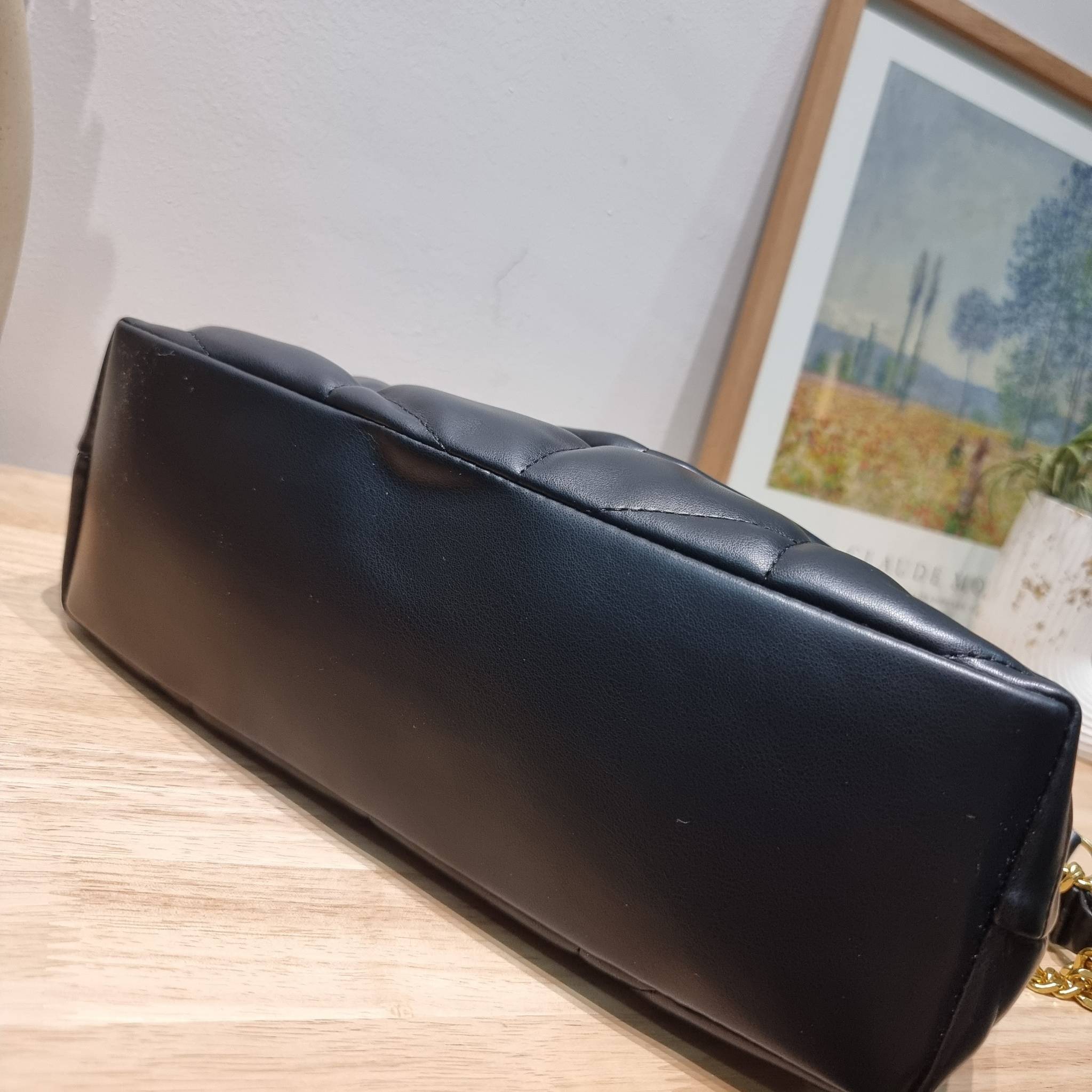 YSL PUFFER SMALL CHAIN BAG IN QUILTED / Yves Saint laurent puffer small chain bag in quilted กระเป๋าสะพายรุ่นยอดนิยม ทรงสวย ใช้ได้บ่อยไม่มีเบื่อ วัสดุหนังสัมผัสนิ่มมือ ดีไซน์เรียบหรู