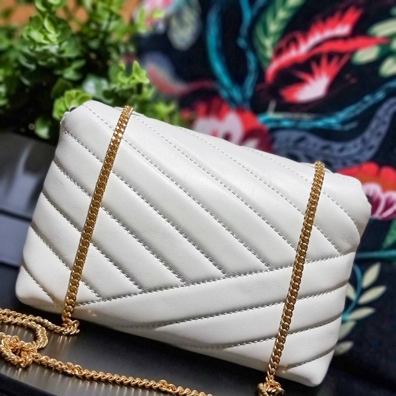 TORY BURCH KIRA CHEVRON EMBELLISHED LOGO MINI BAG ตามคำเรียกร้องจ้า!! ไซส์มินิ สะดวกใช้ พกพาง่าย สไตล์คุณหนู!! กระเป๋าสะพายข้าง ดีไซน์ทรงคลาสสิค โดดเด่นด้วยโลโก้ดีไซน์ประดับเม็ดสี เพิ่มมูลค่าและดึงดูดสายตามากขึ้น วัสดุหนังแกะ สัมผัสนิ่มมือ เปิด-ปิดด้วยกระ