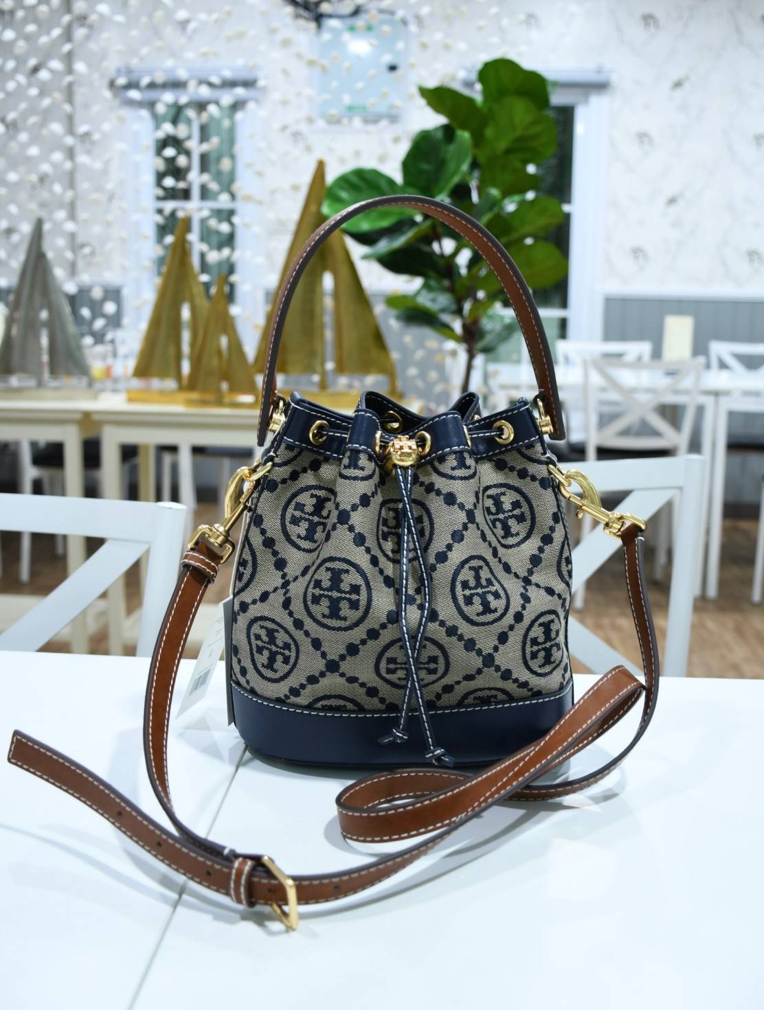 ของแท้ 💯% 】Tory Burch Monogram Jacquard Bucket Bag กระเป๋าถือหรือสะพายไหล่ วัสดุผ้า Canvas โลโก้ Jacquard ทรงถัง ตั้งอยู่ทรง