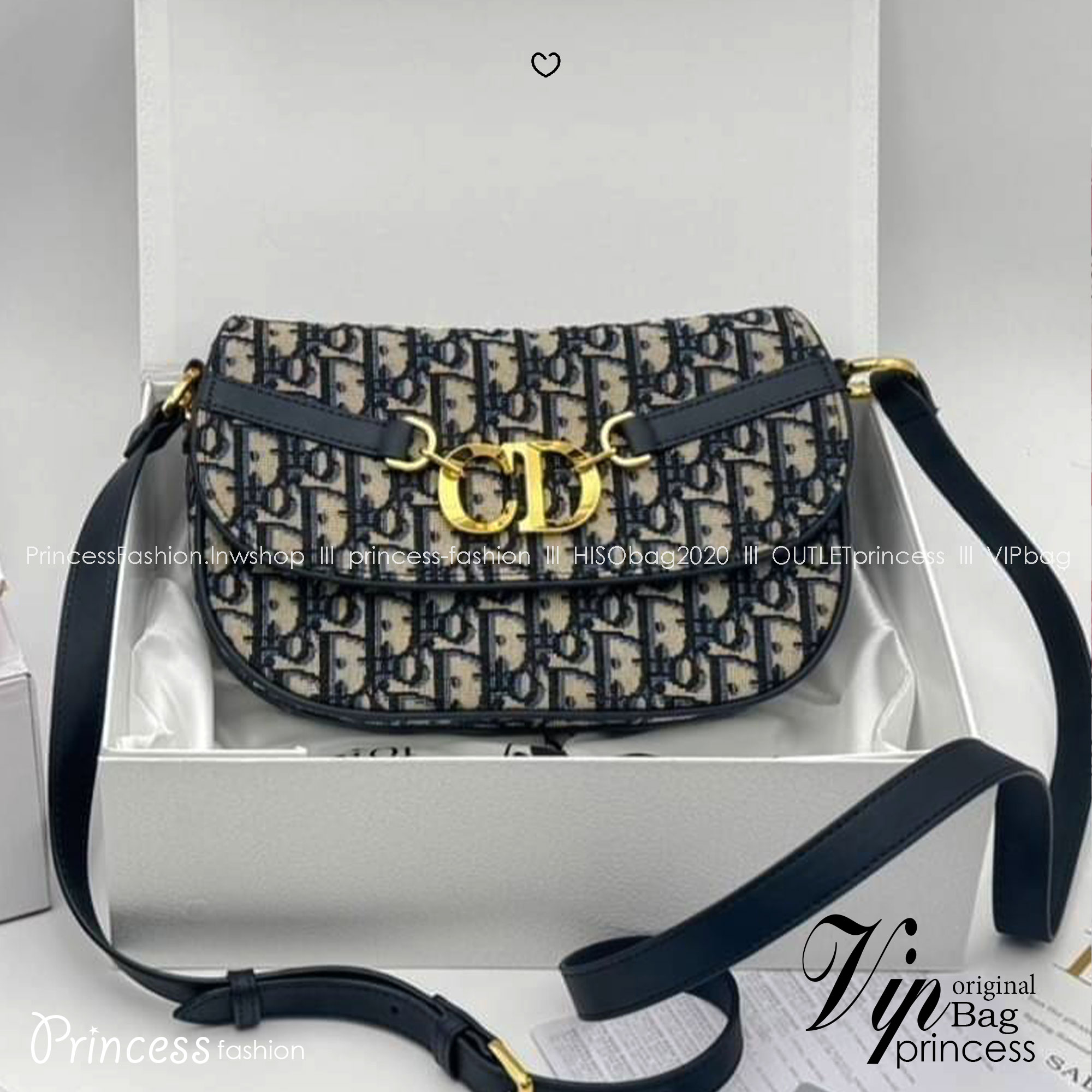 DIOR Small CD Besace Bag กระเป๋าสะพายทรงสวย ดีไซน์โลโก้โดดเด่นหรูหรา ดีเทลดูดีมีกิมมิคในตัว สายสะพายในตัว ปรับได้ตามชอบ สะพายทำงาน ออกงาน ไปเที่ยว ไปเดท ได้ทุกโมเมนต์