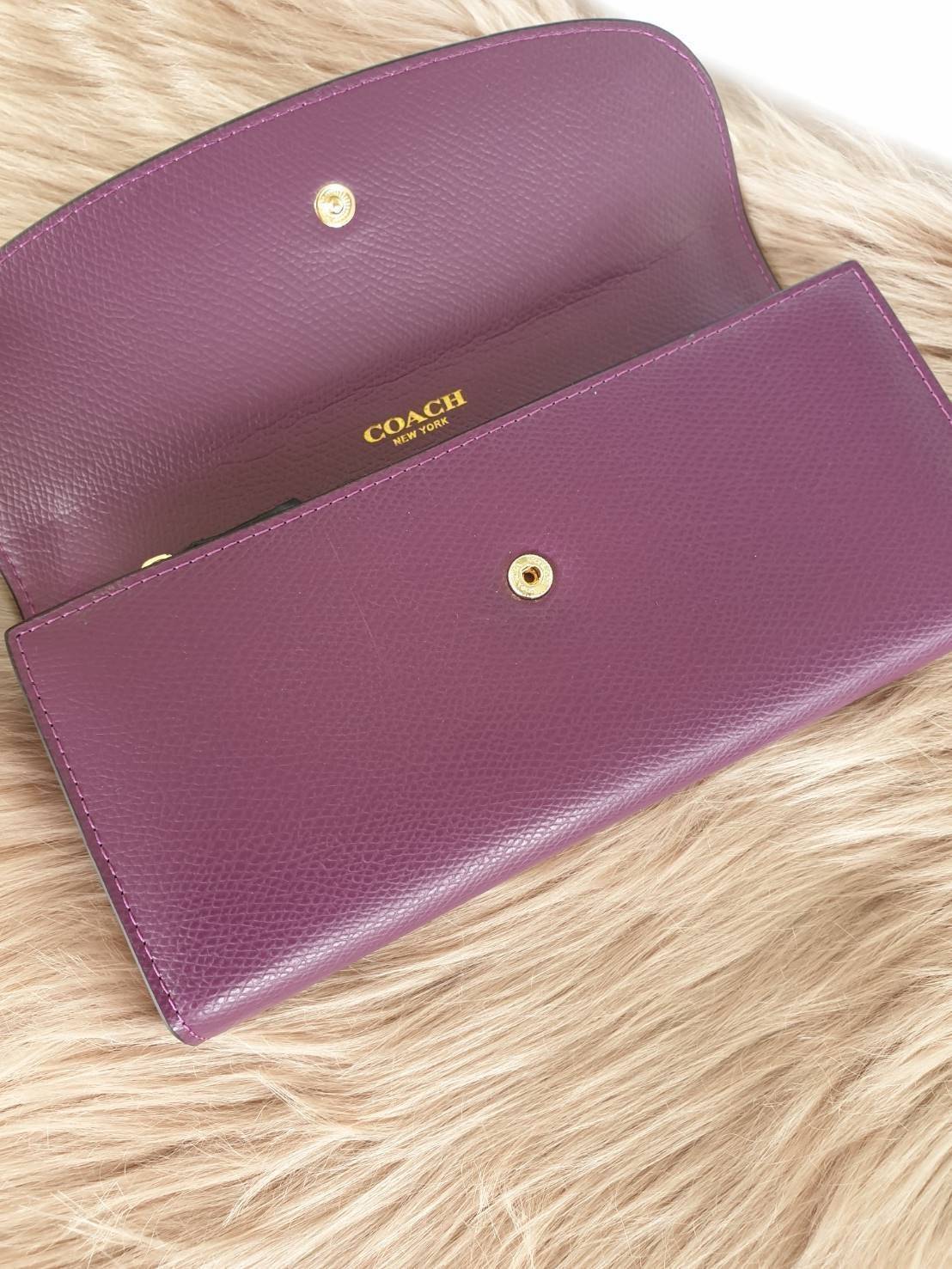 Coach long wallet กระเป๋าสตางค์ใบยาว วัสดุ pu. อะไหล่รมดำ เปิดปิดแบบฝาปิดกระดุม ภายในมีช่องใส่บัตร, ธนบัตร และช่องซิปใส่เหรียญ ด้านหลังมีอีก 1 ช่องค่ะ