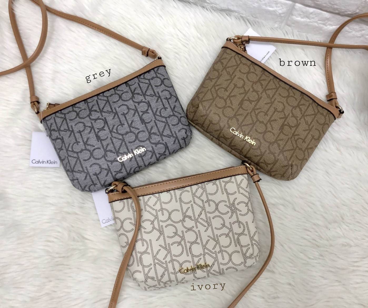 CALVIN KIEIN MINI CROSSBODY BAG กระเป๋าสะพาย size mini น่ารัก วัสดุหนังลายแบรนด์รอบใบ ด้านหน้าประกับ l0go brand อะไหล่ทอง เปิดปิดกระเป๋าแบบซิป ภายในโล่ง ใส่ธนบัตร, bookbank, มือถือได้ทุกรุ่น สายสะพาย เป็นหนังนิ่มสะพายสบาย ใบนี้ classic ตลอดกาลค่ะ