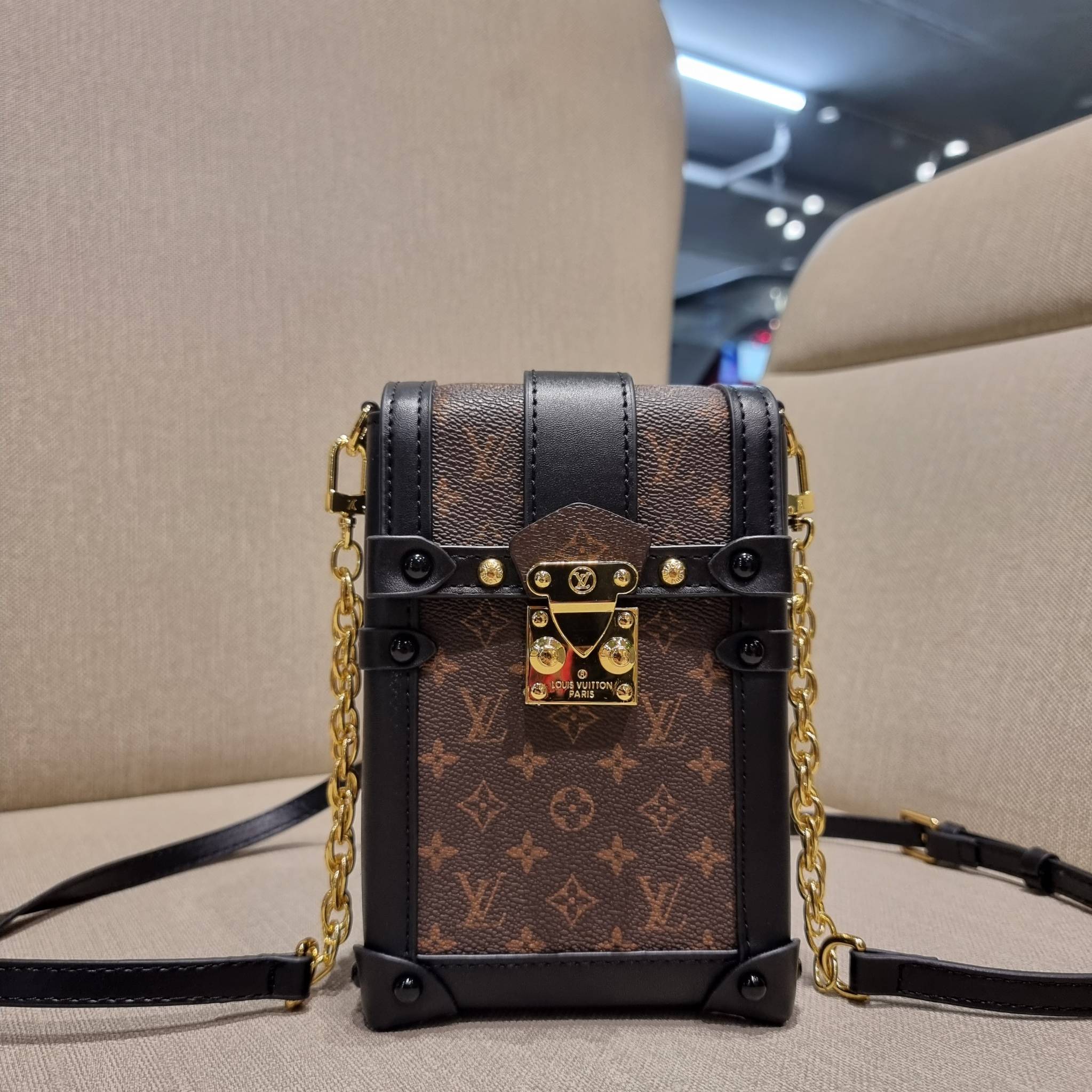 VIP 🥂 LV VERTICAL TRUNK POCHETTE ฮิตไอเท็มที่ใครๆก็อยากครอบครอง กระเป๋าทรงทรังค์ ยูนิเซ็กส์ที่ใช้ได้ทั้งชายและหญิง ด้วยดีไซน์คลาสสิคแฝงดีเทลความเป็นผู้ดี ทำให้ใบนี้ดูโดดเด่นและเป็นเอกลักษณ์ วัสดุหนังแคนวาสสลับหนังแท้ เปิด-ปิดด้วยอะไหล่แบบกดล็อค แน
