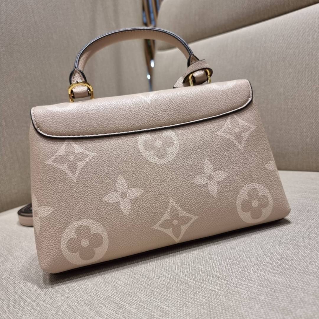 VIP 🥂 LV MADELEINE BAG ใหม่ล่าสุด อีกหนึ่งรุ่นคลาสสิคหายาก ที่สาวๆรอคอย กระเป๋าถือ/สะพายข้าง ดีไซน์เรียบง่าย แต่เต็มไปด้วยดีเทลความหรู วัสดุหนังวัวปั๊มลายเอกลักษณ์ เปิด‐ปิดด้วยอะไหล่กดล็อคสีทองหรู และมีพวงหนังห้อยพิเศษแถมมาให้ด้วย ภายในแบ่งสัดส่วน