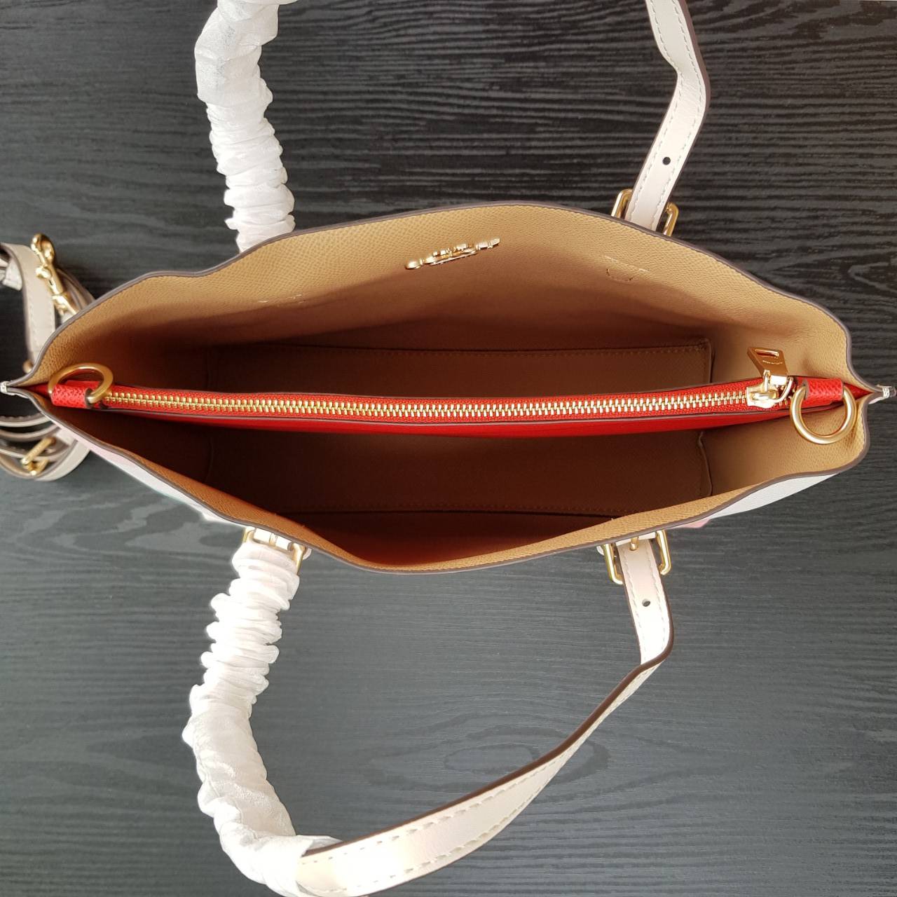 COACH C8217 MOLLIE TOTE 25 WITH DREAMY LAND FLORAL PRINT คอลใหม่ล่าสุด ยังไม่เข้า shop ไทย สวยๆแบบไม่ต้องรอพรีฯให้ยาวนาน กับกระเป๋าโท้ทไซส์เล็กที่สาวๆต่างก็ต้องปักใจรัก สวยสมใจ ดีไซน์ลวดลายดอกไม้ คละเคล้าเต็มใบ ละมุน สดใส น่าใช้สุดๆ วัสดุหนังแคนวาส ภายในโ