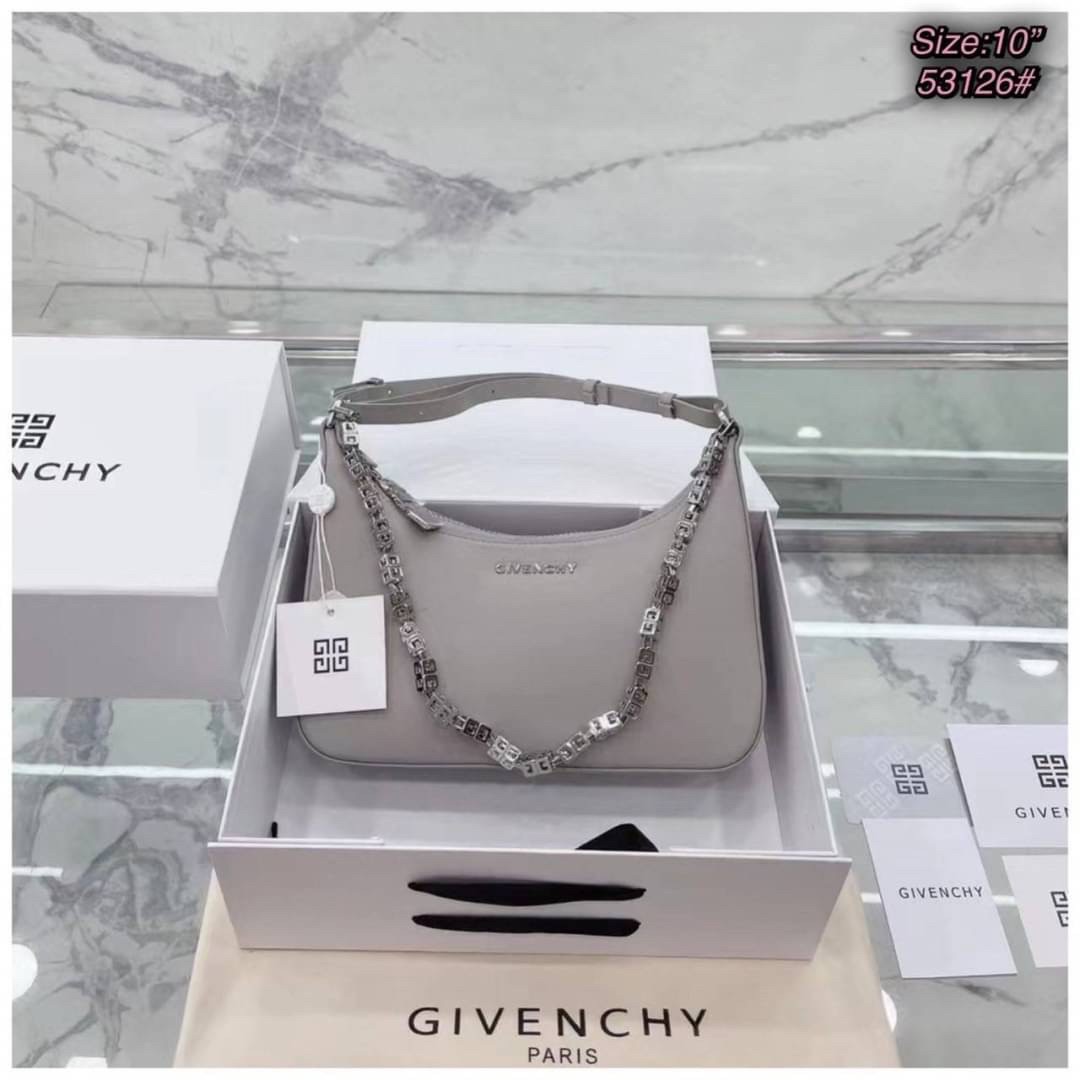 GIVENCHY SMALL MOON CUT OUT SHOULDER BAG 25cm พร้อมส่งที่ไทย กระเป๋าสะพายไหล่งานหนังเต็มใบ หน้าติดโลโก้แบรนด์มาพร้อมสายโซ่ งานสวยตามรูป อะไหล่เงิน สายสะพายปรับระดับได้ เกรดสวยหรู สาวๆ รีบจับจอง อย่าคิดนาน ราคานี้กับคุณภาพถือว่าคับแก้วมั๊กมากกกก