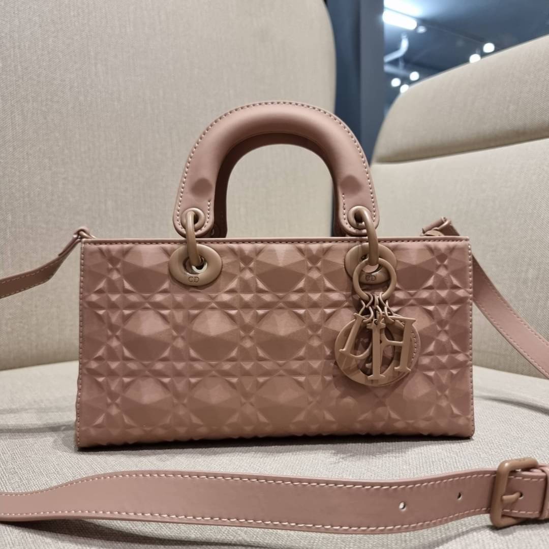 DIOR LADY D-JOY BAG Cannage Calfskin with Diamond Motif / CD LADY D-JOY BAG ดีไซน์ใหม่ อัพเลเวลความหรู กับกระเป๋าสะพายข้างที่รอบนี้ดีไซน์รูปทรงโฉมใหม่ ใช้งานง่ายขึ้น
