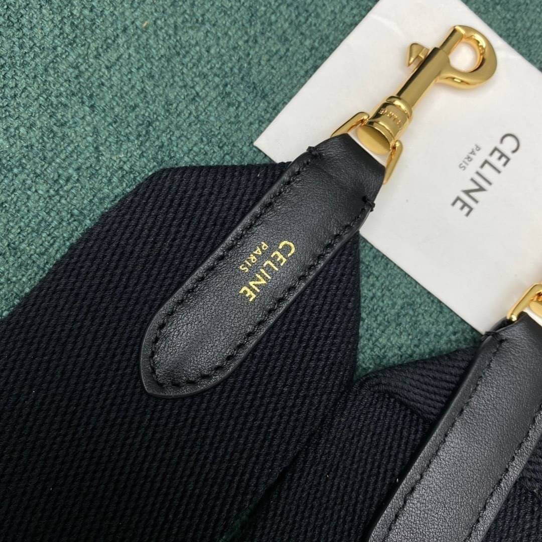 CELINE Teen Soft 16 In Smooth Calfskin / CELINE TRIOMPHE CROSSBODY BAG กระเป๋าสุดเรียบง่ายคงความสไตล์เซลีนเป็นอย่างดี ดีไซน์สวยหรูสุดคลาสสิคหนังเรียบสวยอยู่ทรงเปิดปิดด้วยฝาปิดล๊อคบิดโลโก้แบรนด์อะไหล่ทองวิ้งๆภายในมีช่องแบ่งเป็นสัดส่วนและมีช่องซิปหัวซิปแบรน