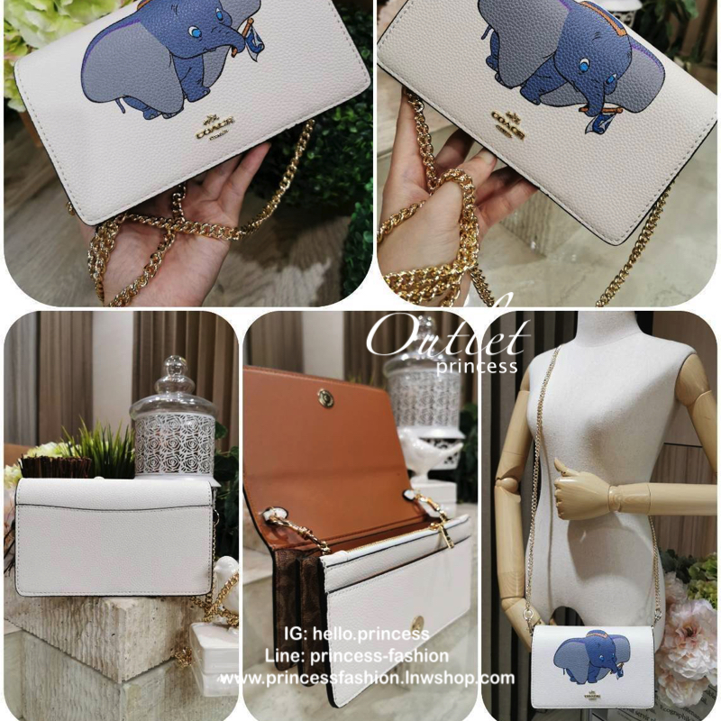 DISNEY X COACH Crossbody Bag 2019 New in! กระเป๋าสะพายคอลเลคชั่นสุดพิเศษ Limited Edition จาก Coach Factory ร่วมกับ Disney ทรงเหลี่ยม วัสดุหนัง texture ลายสวย วางอยู่ทรง ดีไซน์ ลายตัวการ์ตูนดิสนีย์ทั้ง 2 character เปิดปิดด้วยฝาปิด กระดุมแม่เหล็ก ภายในแบ่งช