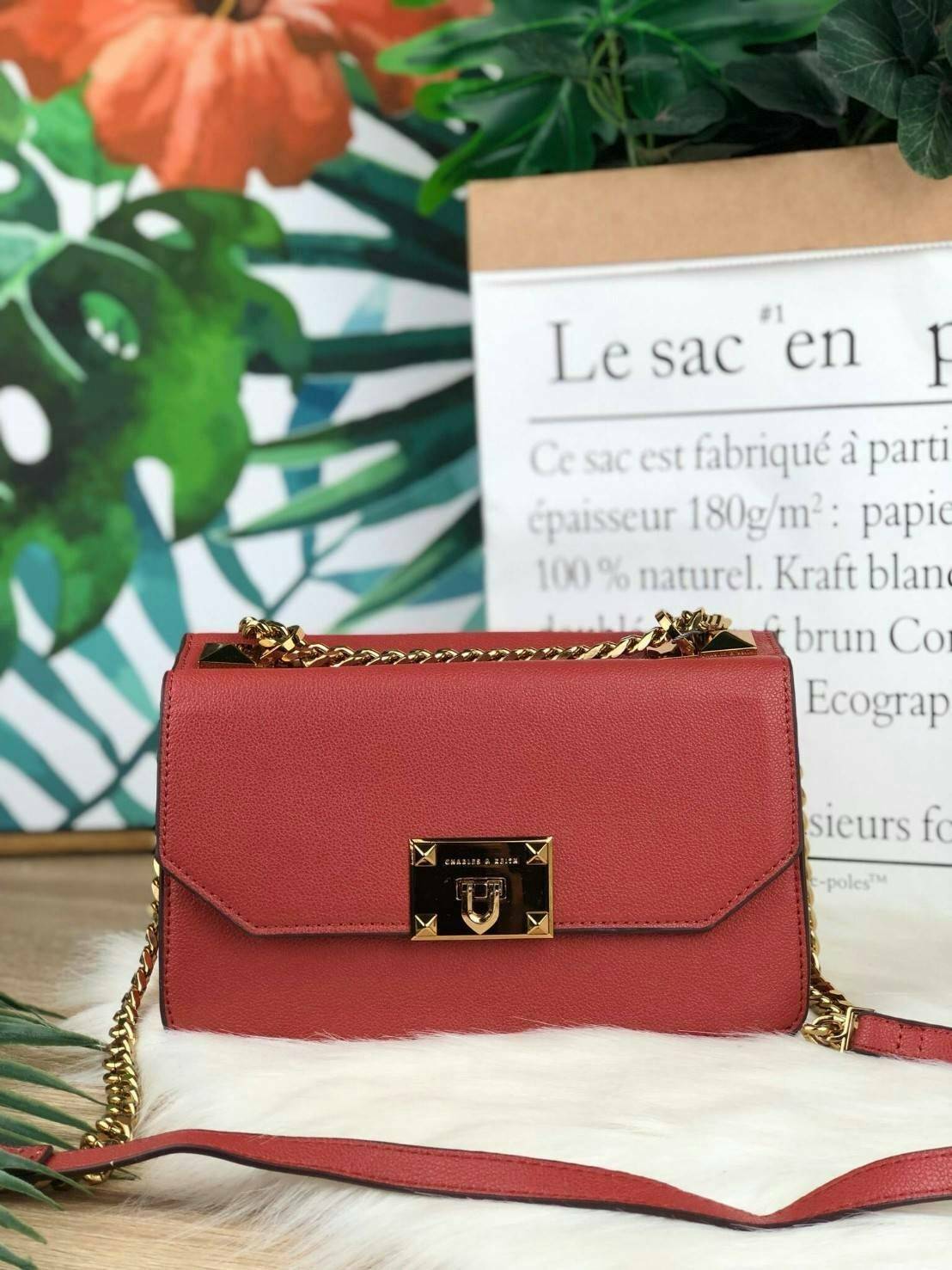 CHARLES & KEITH METAL PUSH LOCK CROSSBODY BAG รุ่นฮิตขายดีมีมาพร้อมส่งแล้วจ้า กับกระเ๋าสะพายไซส์น่ารัก วางอยู่ทรง เปิดปิดด้วย ตัวล็อกด้านหน้า ด้านในแบ่งเป็น 2 ช่องมีช่องซิปตรงกลาง จุของได้เยอะพอควรเลยค่ะ ใส่ iPhone plus ได้สบายๆ และของจุกจิกที่จำเป็น รุ่น