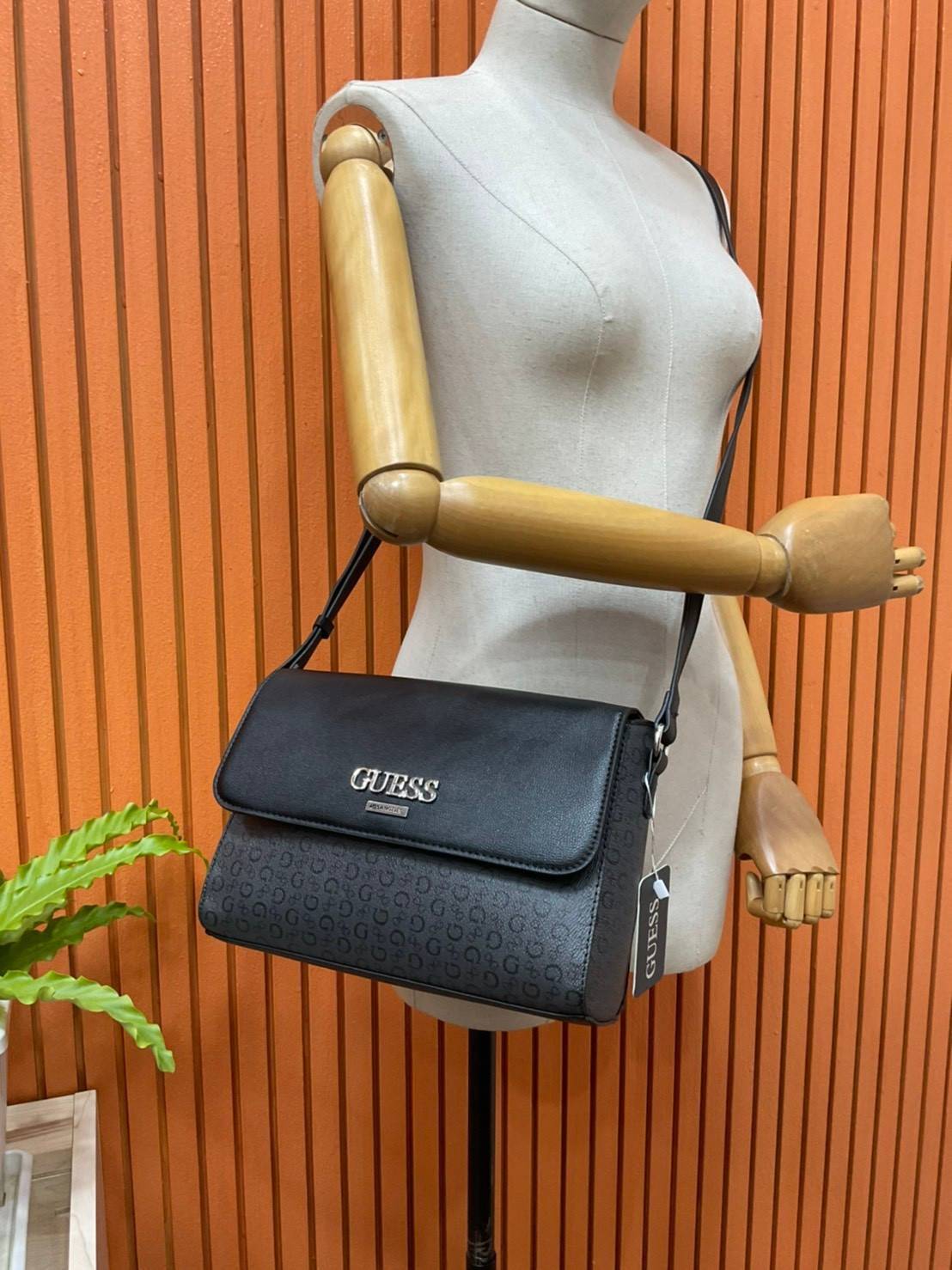 ของแท้ 💯% 】Guess Brit Crossbody Bag in Charcoal Signature Faux Leather and G Monogram Print with Black Leather Flap - Women's Sling Bag กระเป๋าสะพาย Crossbody ทรงเหลี่ยม รุ่นยอดนิยมอีกรุ่นหนึ่งของ Guess ตัวหนังคือดีงามทรงสวย หนังนิ่มน่าใช้มาก