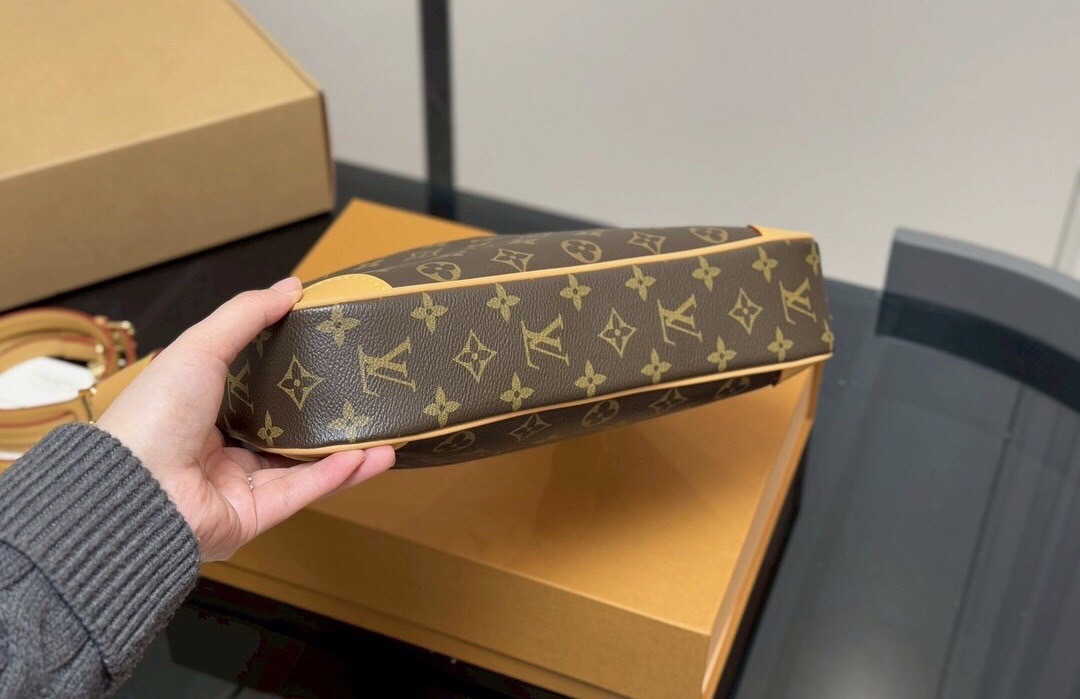 LV Boulogne Hobo Monogram Bag กระเป๋าสะพายทรงโฮโบดีไซน์คลาสสิครุ่นสุดปัง น้องใหม่พร้อมแล้ว…mom, dad พร้อมมั้ยค๊าา!! ใช้งานได้สะดวกคล่องตัว ขนาดใหม่ไซส์ใหญ่ขึ้นเอาใจแม่ที่มีของใส่น้องเยอะๆ