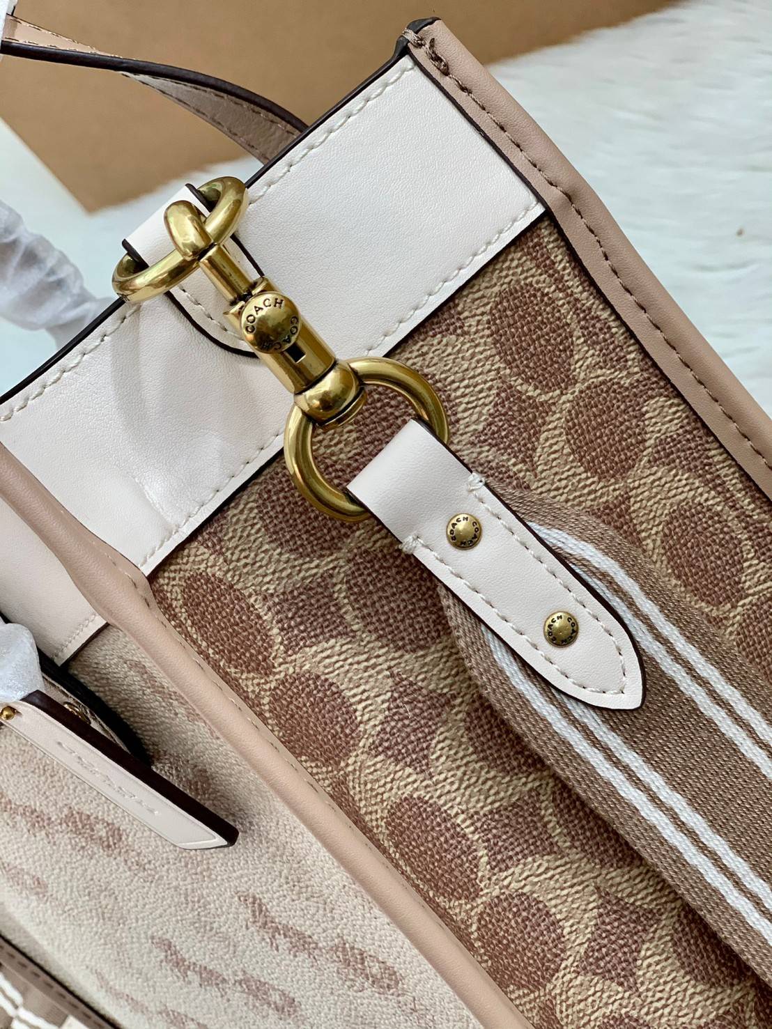 COACH FIELD TOTE 22 WITH HORSE AND CARRIAGE PRINT พร้อมส่งความสวยค่ะ! กระเป๋าทรง Tote หนังแท้อย่างดี นิ่มมือดีมากๆค่ะ ตัวกระเป๋าปริ้นลายรถม้าทั้งใบตัดขอบลายCด้านข้างได้อย่างสวยงามทีเดียว ปากกระเป๋าเปิดปิดแบบกระดุมแม่เหล็ก ภายในกว้างใส่ของจำเป็นได้ครบ มีช่