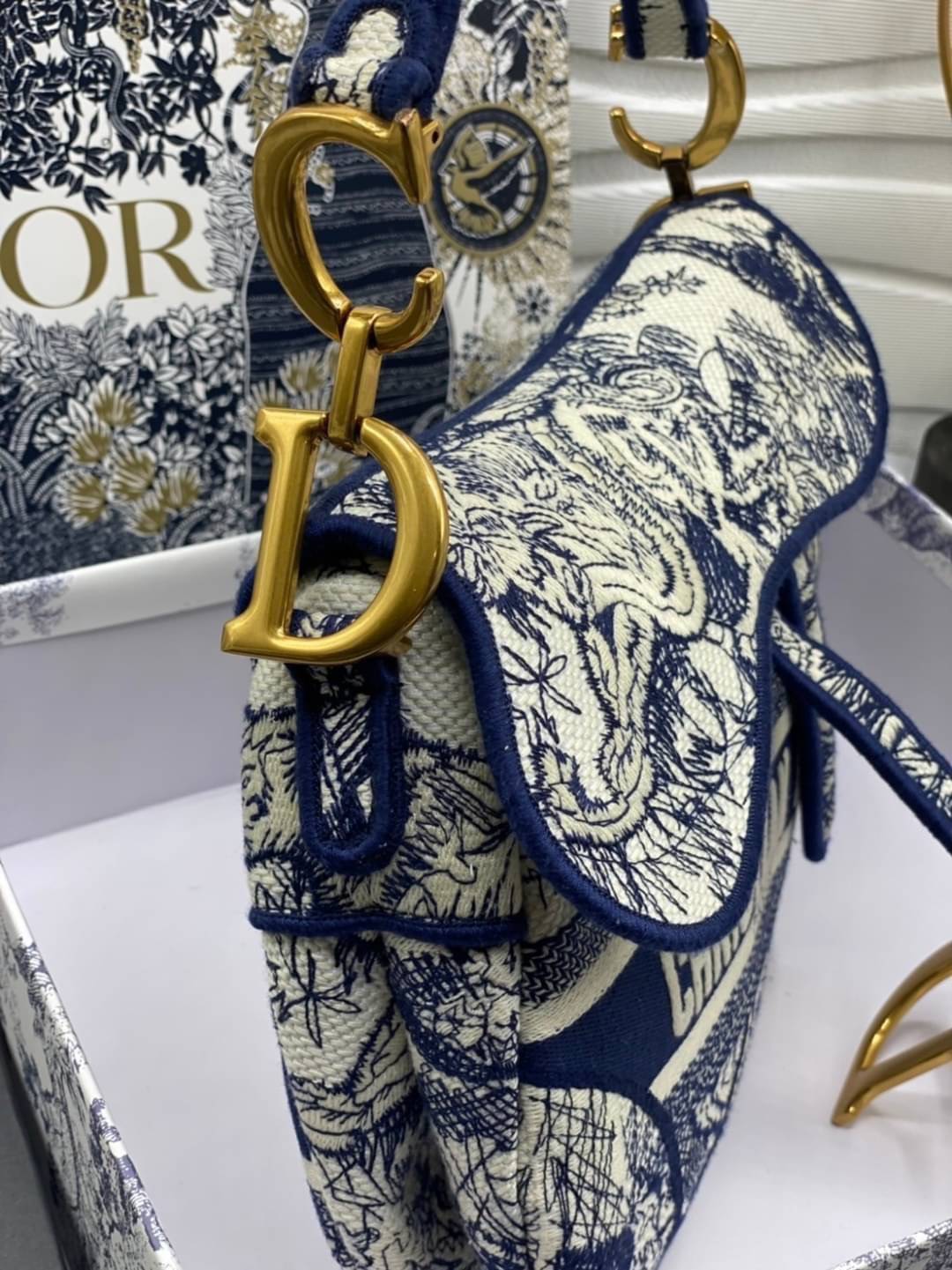 หนังแท้ DIOR SADDLE BAG Toile de Jouy Embroidery กระเป๋ารุ่นยอดนิยมตามแบบฉบับแบรนด์ พร้อมส่งที่ไทย เกรดออริจินอลหนังแท้ ภาพสินค้าถ่ายจากงานขายจริง ใช้งานต่างประเทศได้ค่ะ