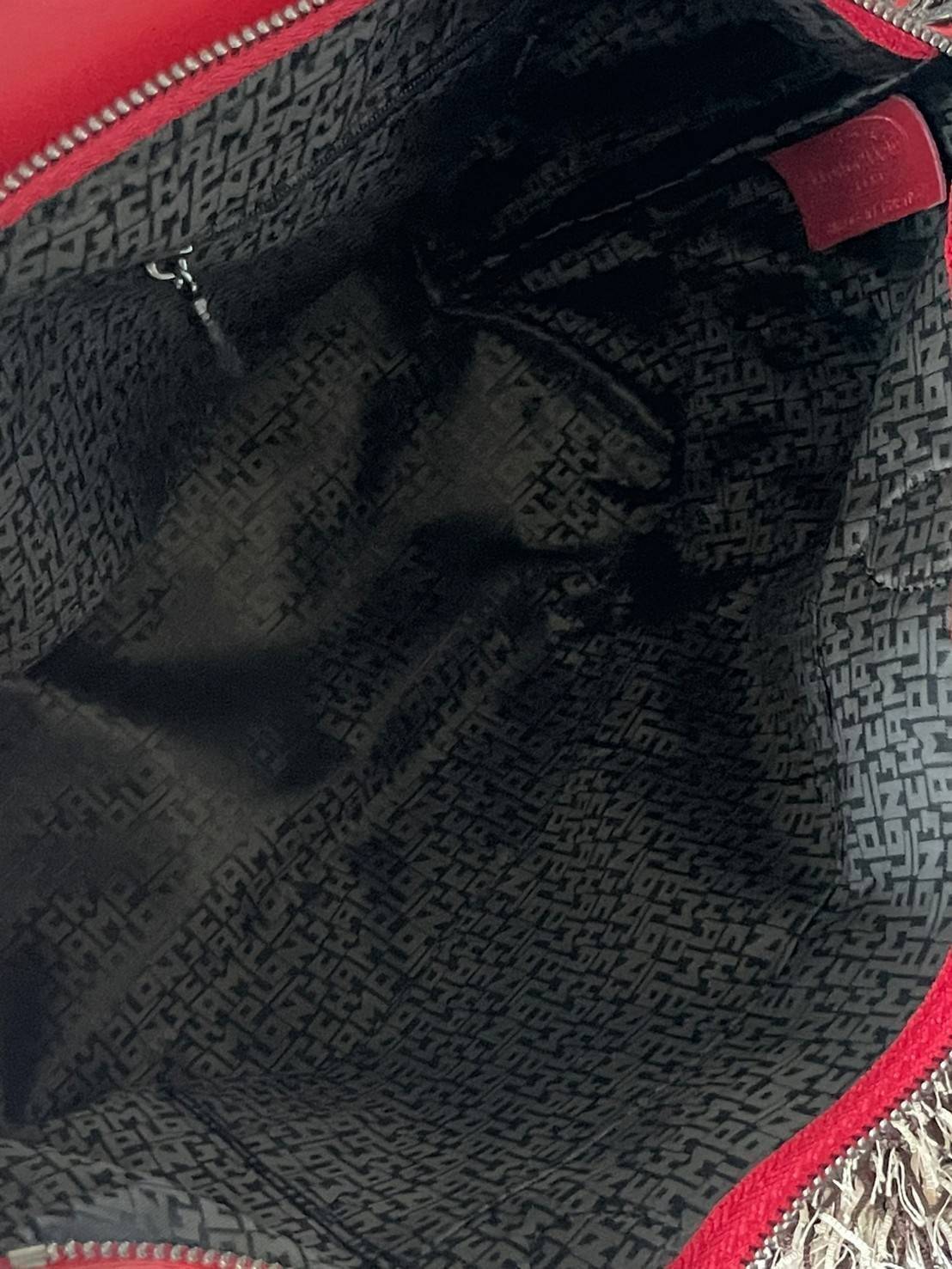 Longchamp Le Pliage Cuir Top handle bag S เรียกว่าเป็นกระเป๋าอีกหนึ่งรุ่นที่ไม่ว่ายังไงก็ฮอตฮิตและติดเทรนด์ตลอดไม่เคยเปลี่ยนกับ ทรง Le Pliage Cuir หนึ่งในตระกูลกระเป๋าสุดไอคอนิกจากแบรนด์