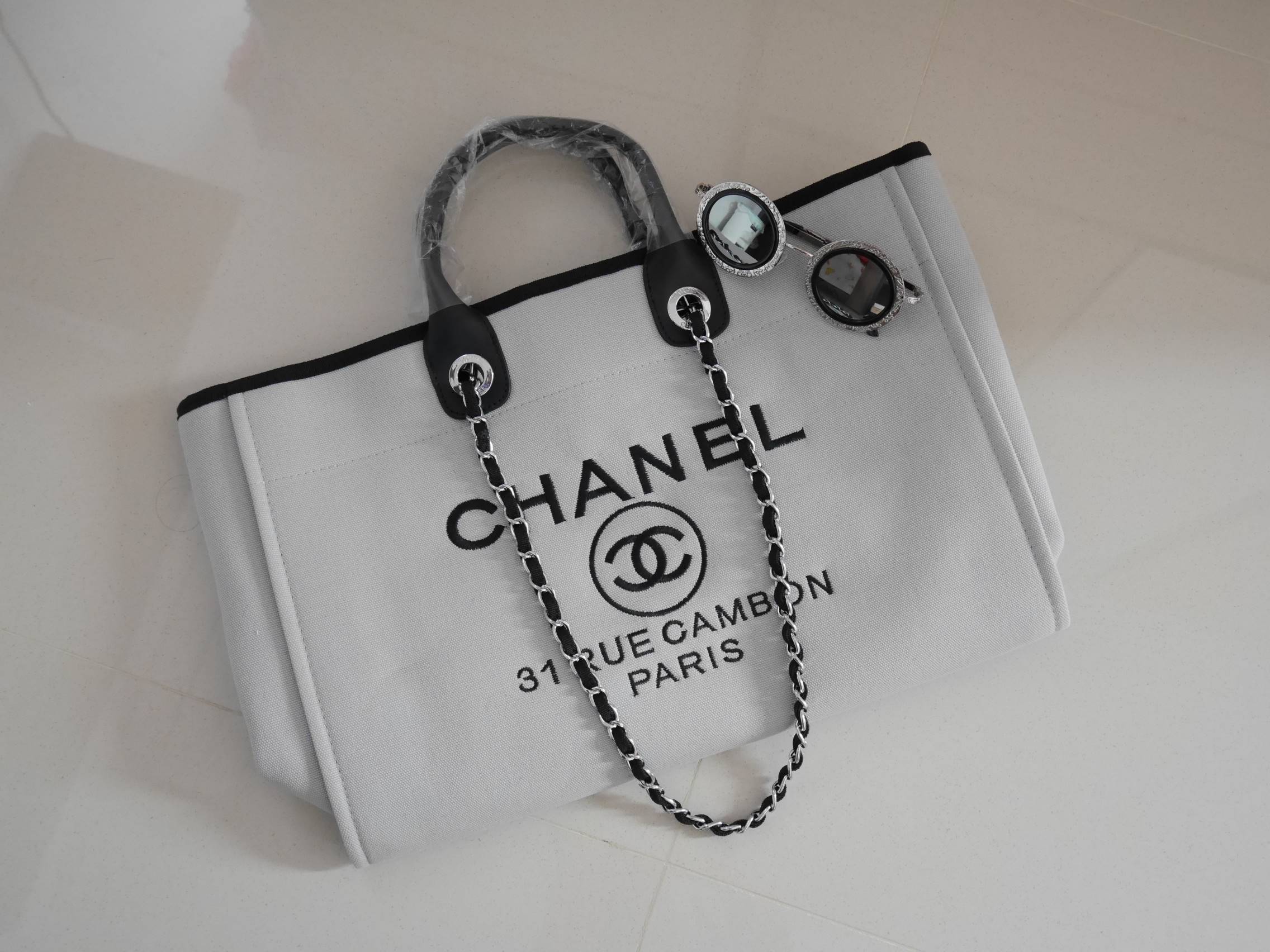 How Cute! 🎄🎄 รุ่นใหม่ล่าสุด!! ที่สาวๆรอคอย Chanel tote canvas bag จากงานพรีเมี่ยม VIP GIFT รุ่นดังเลยค้า Size ใหญ่อลัง บอกเลยว่า **งานดีที่สุด ตัวกระเป๋า กระเป๋าผ้าเป็นผ้า canvas เนื้อดีสมราคา สัมผัส นุ่มลื่นมือมากกกก อะไหล่เงินปั้มแบรนด์แ