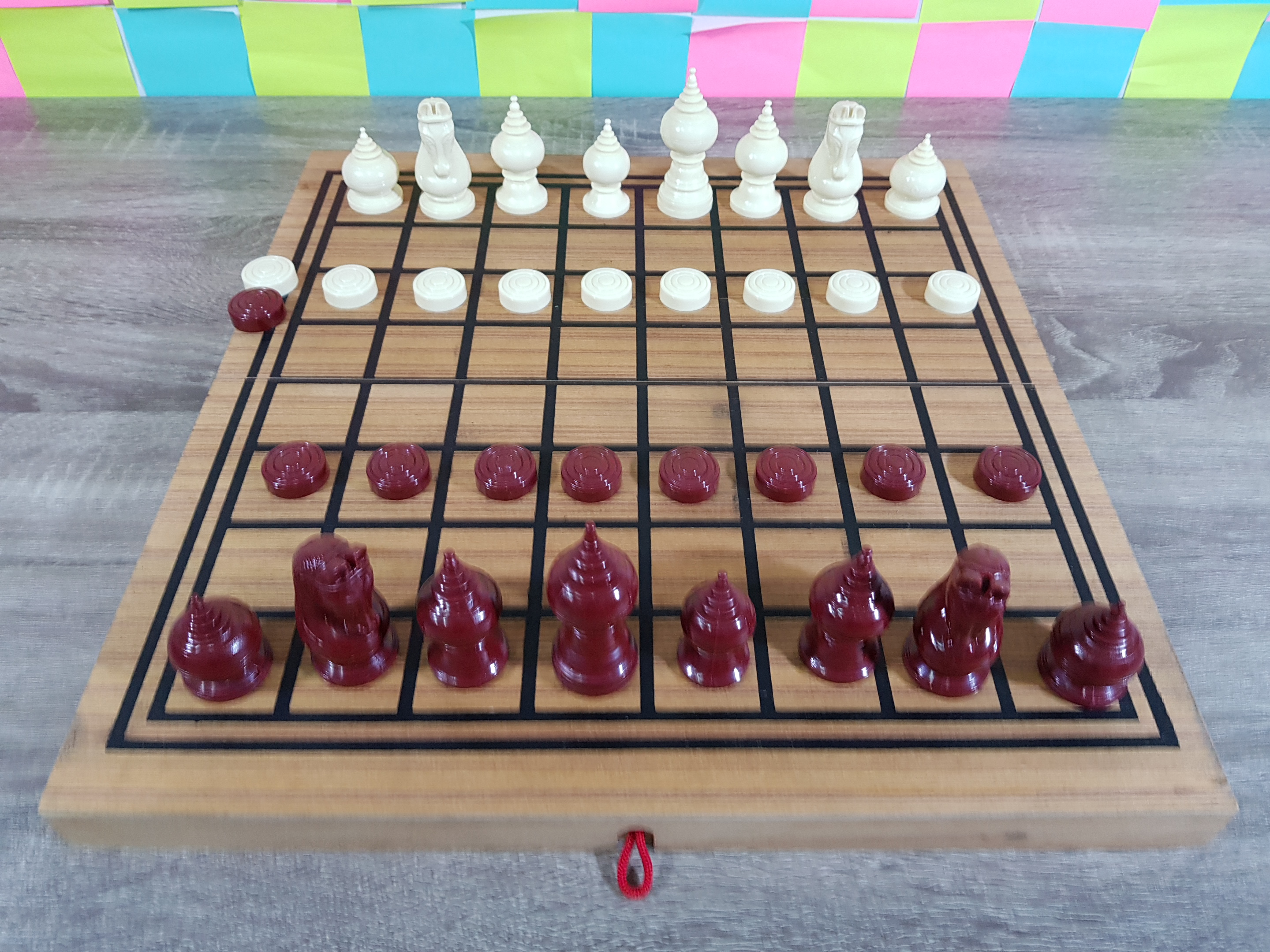 ตัวหมากรุกไทยพลาสติกเกรดพรีเมี่ยมพร้อมกระดานช่อง4x4cm.