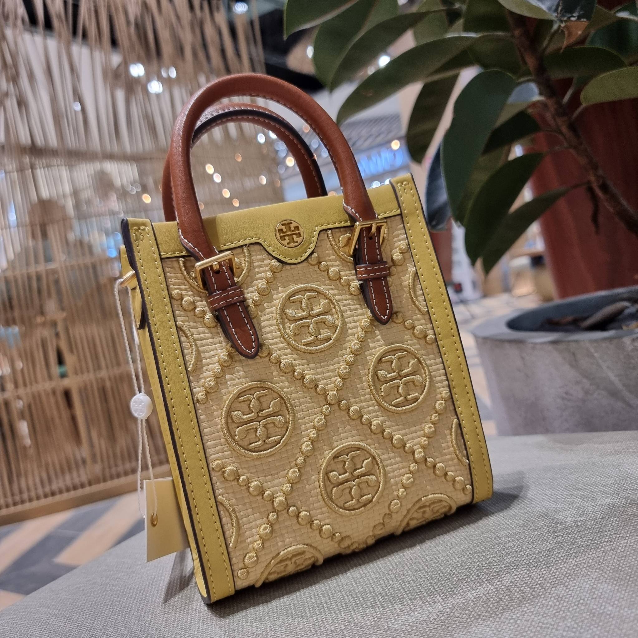 TORY BURCH T MONOGRAM STRAW MINI TOTE สวยสุด ดูแพงสุด!! ต้องยกให้เลย กับไอเท็มนี้ กระเป๋าสะพายทรงโท้ท ไซส์มินิ มีลูกเล่นที่ดีเทลเยอะมาก ด้วยงานฝีมือปักสานด้วยวัสดุจากกธรรมชาติ ถักทอเป็นลายเส้นขึ้นลายนูน ตัดขอบด้วยหนังแท้ และยังโดดเด่นด้วยหูจับในตัวโทนสีอุ