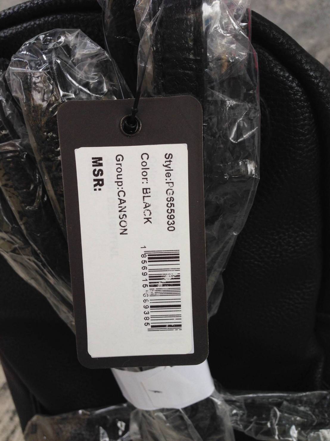 GUESS CANSON BACKPACK ของแท้❗️กระเป๋าเป้หนังเนื้อนิ่มสัมผัสคล้ายหนังแท้ ด้านหน้าแต่งหมุดกิ๊ปเก๋ เปิดปิดด้วยซิปสะดวกใช้ ด้านในบุผ้าแบรนด์ มีช่องใส่ซิปและช่องใส่ของจุกจิก ขนาดกำลังดีค่ะ น้ำหนักเบา สีสวย สายสะพายปรับได้ฟรีเลยค่าใบนี้ แนะนำมากๆค่า