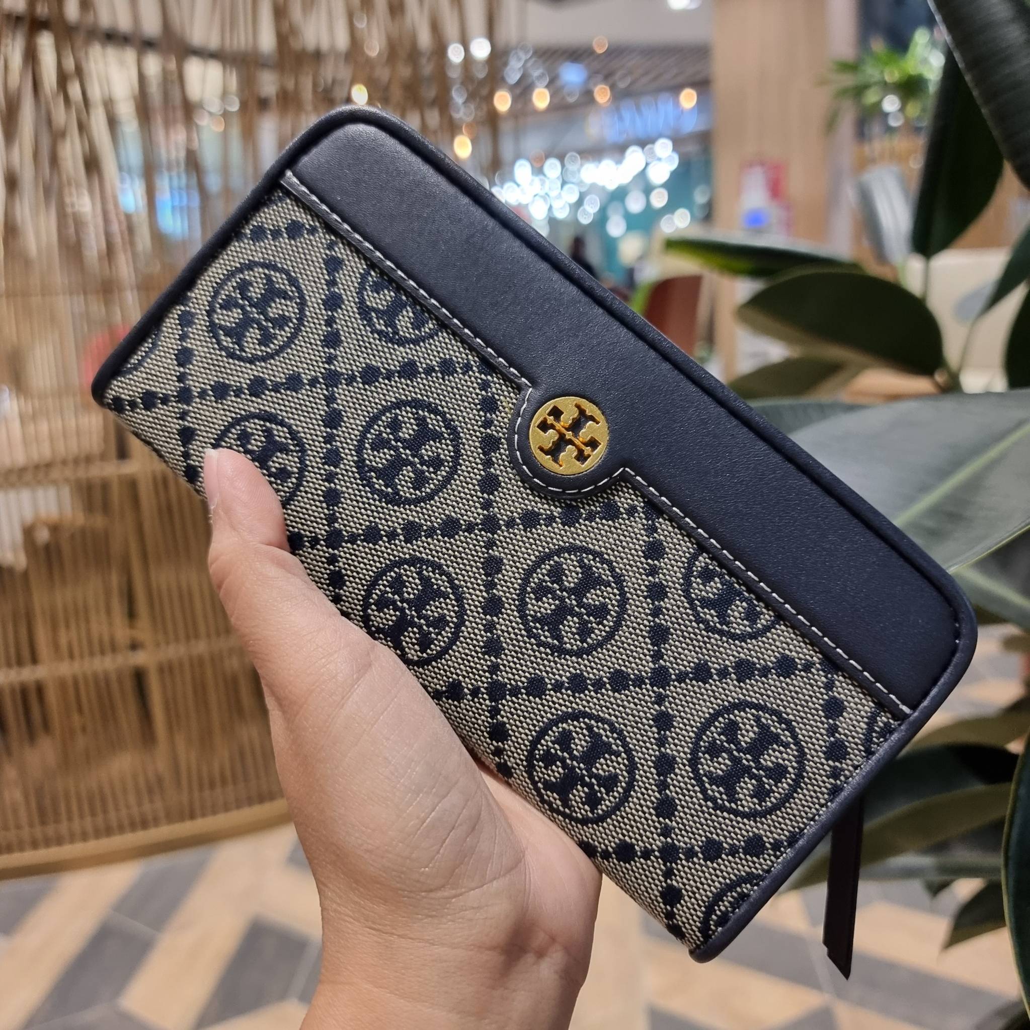TORY BURCH T MONOGRAM JACQUARD SLIM WALLET ของดีมีให้ที่นี่แบบจัดเต็ม กระเป๋าสตางค์ใบยาว รุ่นสลิม สวยหรู ขนาดกำลังเหมาะมือ ถือแล้วขับผิว วัสดุผ้า jacquard ตัดสลับหนังแท้ ภายในสวยคมม้าก!! มีช่องใส่บัตรได้แบบเน้นๆ และช่องใส่ธนบัตรได้ ด้านหลังมีช่องซิปอีกหนึ