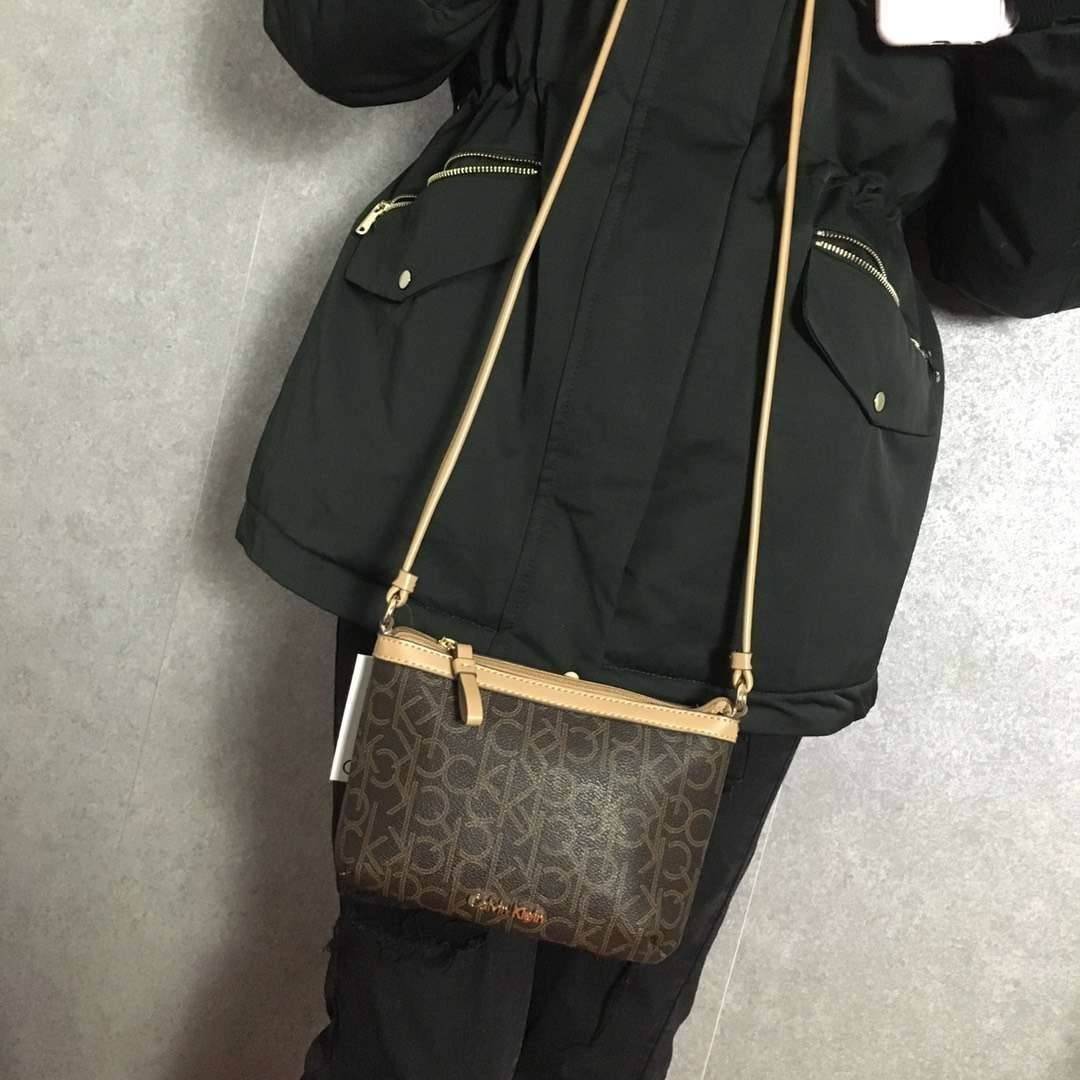 Calvin Klein Cross Body Bag กระเป๋าสะพายรุ่นใหม่ล่าสุดหนังสวย สกรีนลาย Signature แบรนด์รอบใบ ประดับโลโก้แบรนด์ สีทองด้านหน้า เปิดปิดด้วยซิป น้ำหนักเบา ภายใน โล่งกว้าง มีช่องใส่บัตร และช่องซิป ใส่ iphone+ ได้ มาพร้อมสายสะพายยาว ขนาดกำลังน่ารัก สะพายคล่องตั