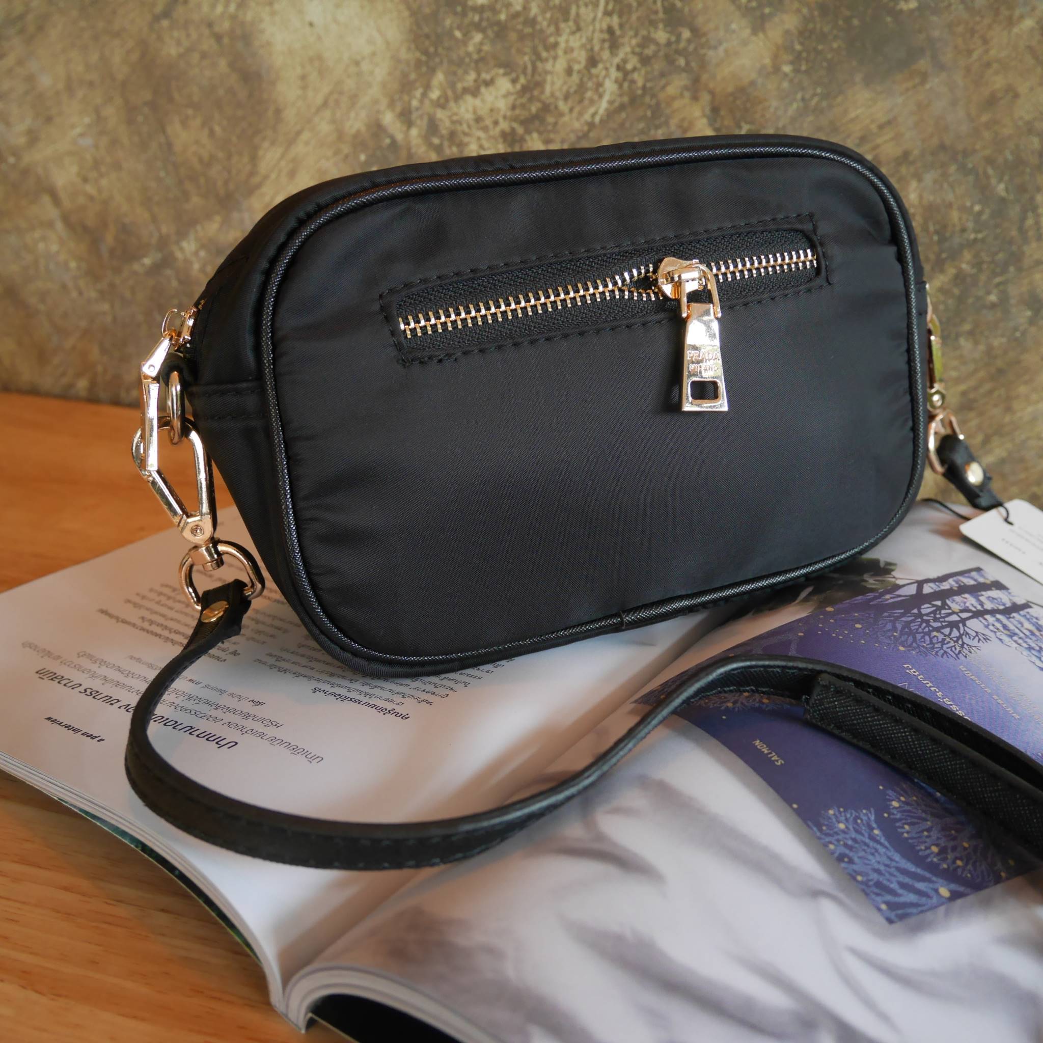 Best Seller อีกหนึ่งรุ่นในดวงใจสาวๆ♡ กระเป๋าอเนกประสงค์ จากแบรนด์ PRADA เป็นทรงสี่เหลี่ยม กระเป๋าเป็นผ้าไนล่อน ตามแบบฉบับของแบรนด์เลย ใบนี้มีสายยาว ปรับได้ free size เลยนะคะ เลิศมาก สามารถสะพายเป็น shoulder bag ได้เลย ขนาดกำลังดีค่ะ ใส่ของจุกจิก ip