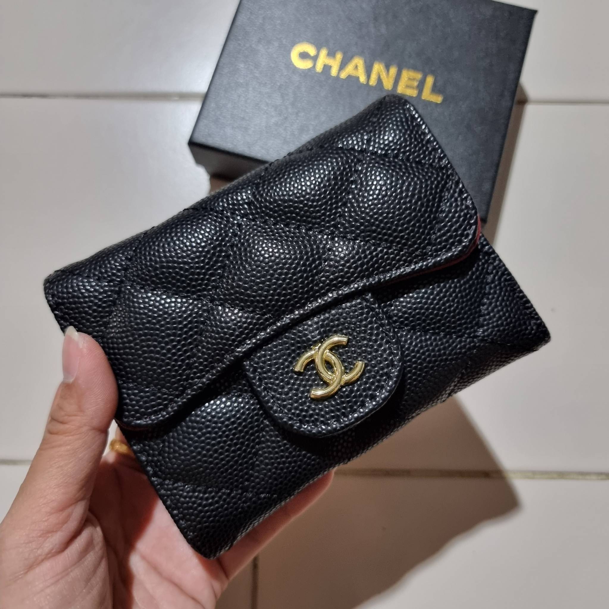 VIP 】มาแล้วจ้า!! รุ่นแนะนำ!! ฮิตติดใจสาวๆ!! กระเป๋าสตางค์ใบสั้นรุ่นฝาพับ จาก Chanel premium for gift เรียบหรู ดูไฮน์ วัสดุหนังสังเคราะห์ลายคาร์เวีย ด้านในเป็นหนังซาฟเฟียโน่ เปิด-ปิดด้วยกระดุมแม่เหล็ก ภายในกระเป๋ามีช่องใส่บัตร ใส่ธนบัตรได้ ดีไซน์เรียบหรูตา