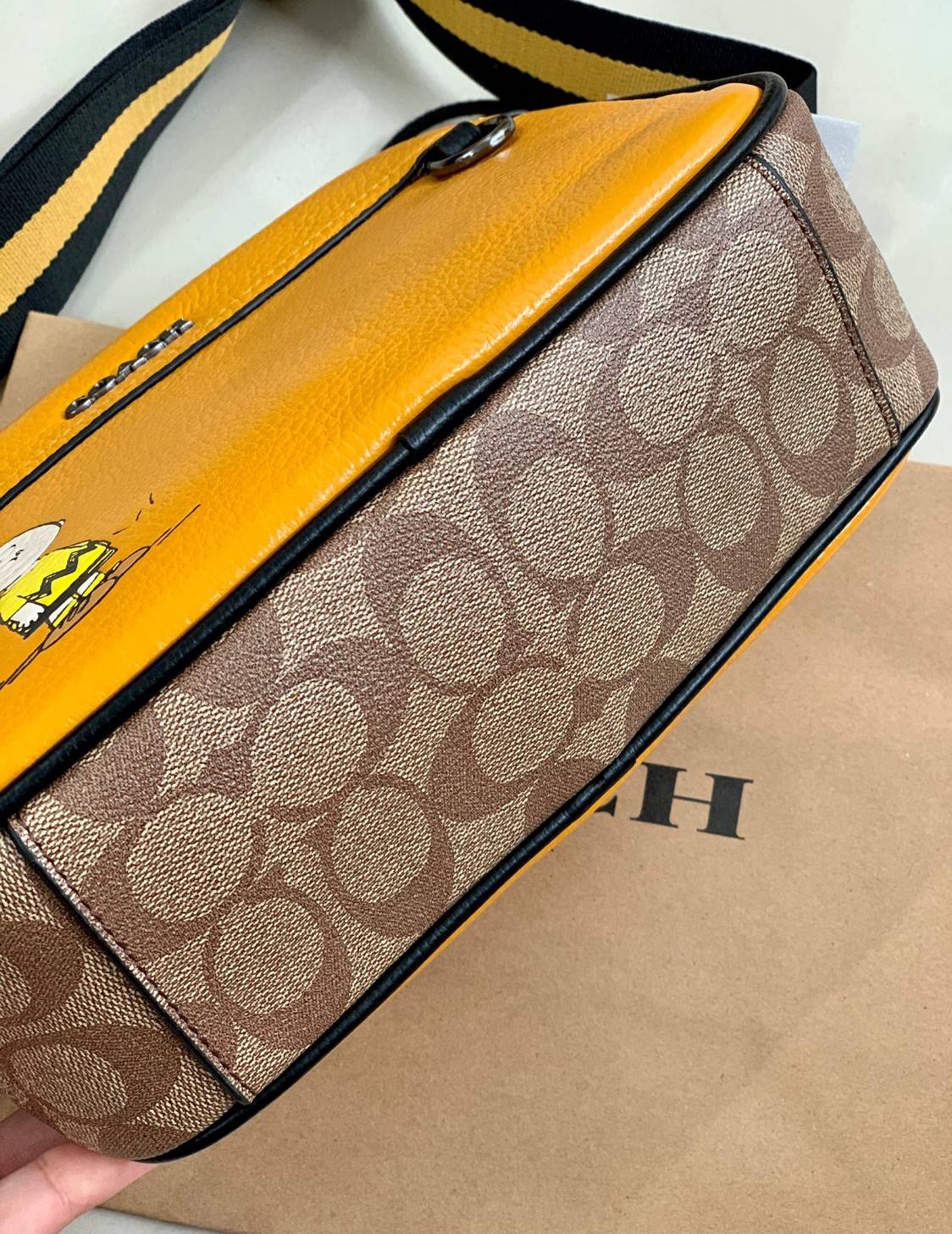 COACH X PEANUTS GRAHAM CROSSBODY WITH CHARLIE BROWN ((C4026)) พร้อมส่งที่ไทย สวยก่อนใครแน่นอน จำนวนจำกัด!! กระเป๋าสะพายแบบครอสบอดี้ร์ รุ่นนี้ใช้ได้ทั้งชาย//หญิงเลยนะคะ หนังแท้ลายหนังนิ่ม สวยงามมากๆ ด้านหน้ามีตัวการ์ตูนเป็นจุดเด่นของรุ่นเลยค่ะ ใช้งานแบบสอง