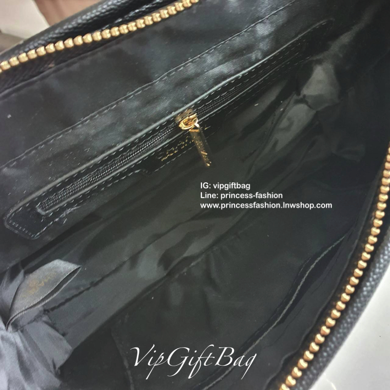 CHANEL VIP GIFT SHOULDER BAG รุ่น LIMITED จากงาน VIP GIFT(GWP) **มันดียยยย์มากแม่ ของแท้100% วัสดุหนังคาเวียร์เต็มใบ ด้านหน้าประดับโลโก้ทองสุดหรู ประดับสายร้อยลูกปัด CHANEL ฝากระเป๋่เปิดปิดด้วยกระดุมแป้กหมุน ด้านในรูดซิปอีกชั้น ช่องใหญ่กว้าง ด้านนึงเป็นช่
