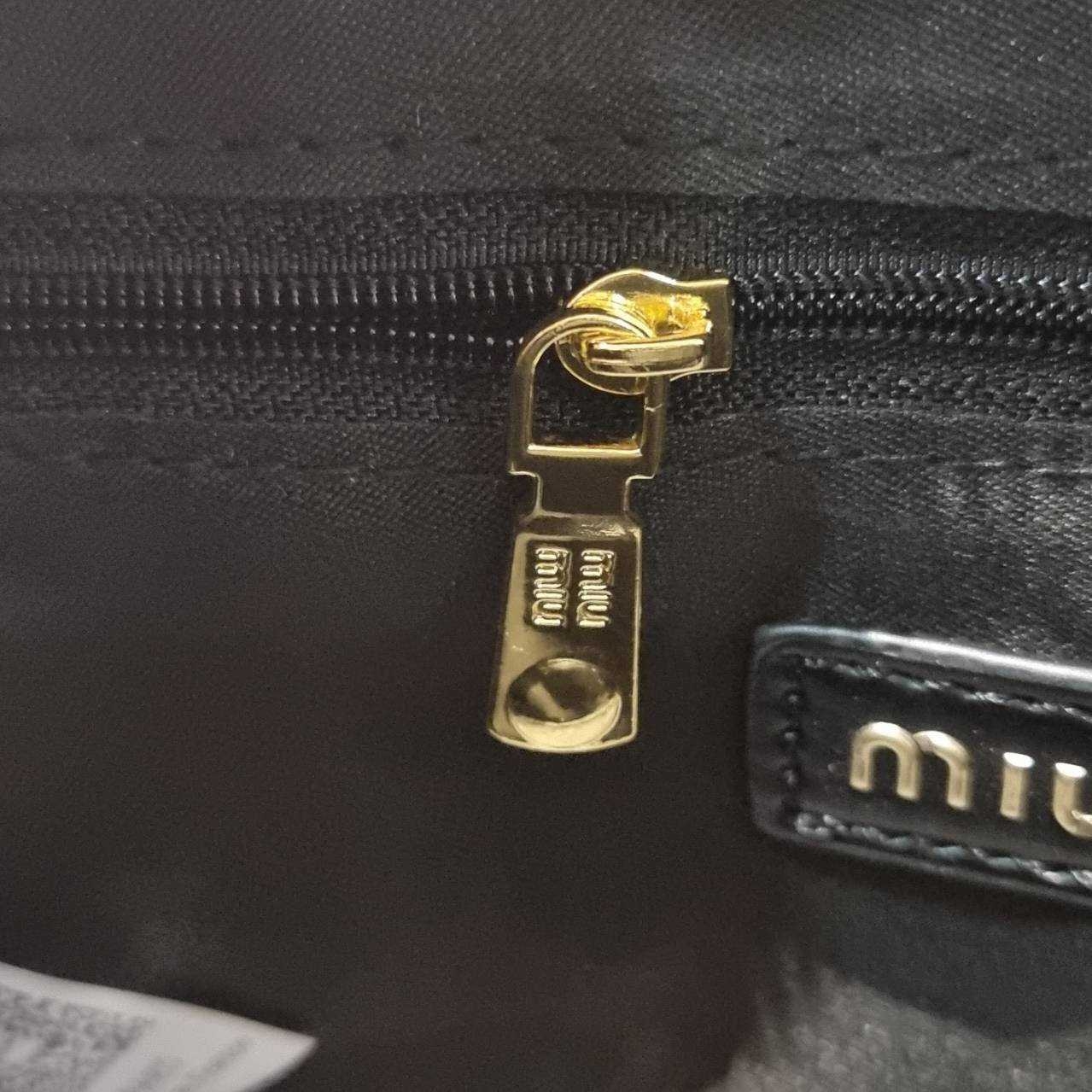 MIU MIU ARCADIE METELASSE MINI LEATHER BAG กระเป๋าถือ/สะพายสุดชิค ที่ไม่มีตอนนี้คือพลาด ดีไซน์เพิ่มดีเทล ด้วยการเดินด้ายเป็นเอกลักษณ์ สวยดูแพง