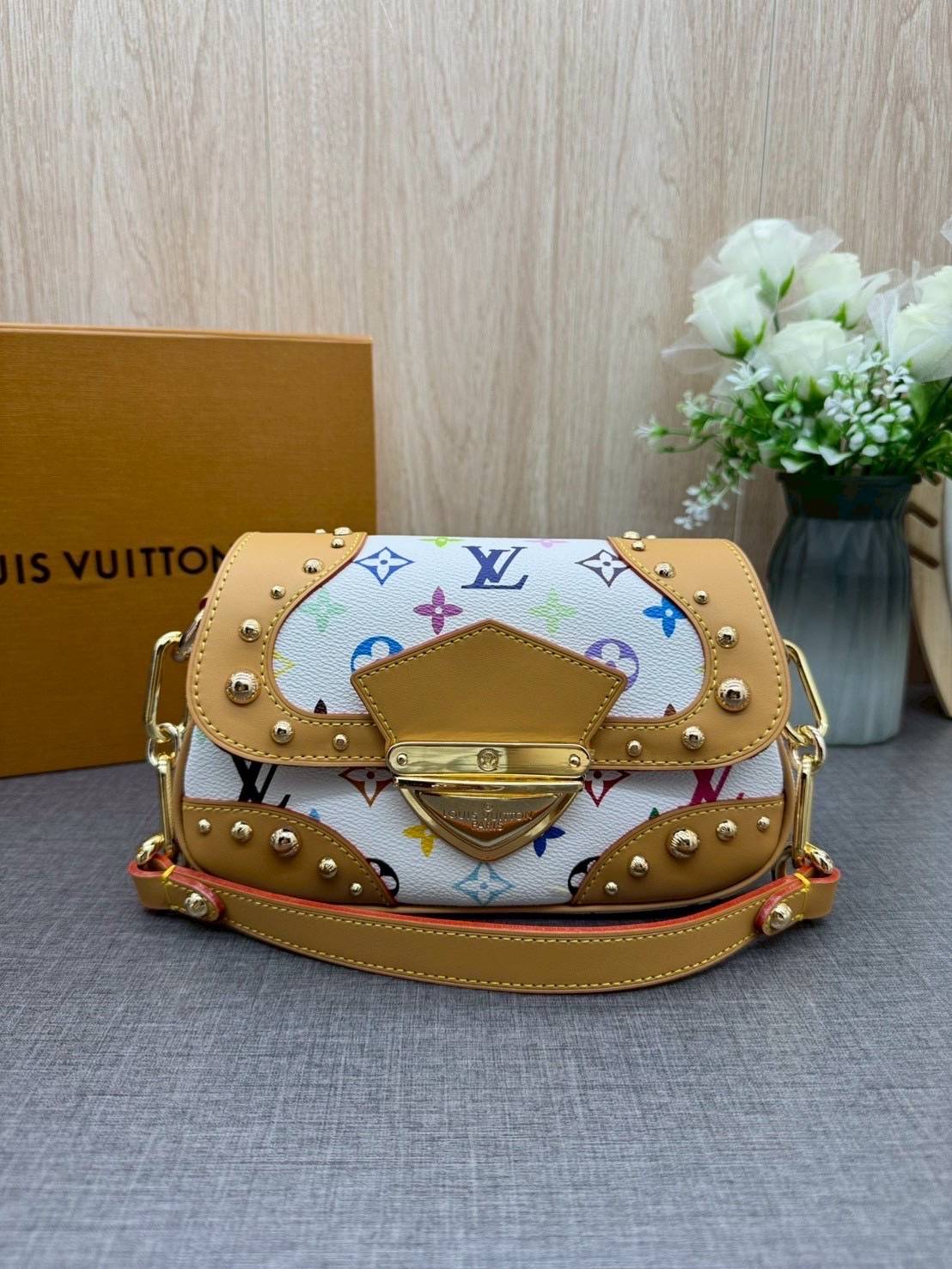 ORI หนังแท้ | Lv Marilyn White Multicolor Monogram Canvas Shoulder Bag กระเป๋าสะพายสไตล์วินเทจ ดีไซน์สีสันสดใสน่ารัก มีชีวิตชีวา โดดเด่นด้วยตัวล็อคด้านหน้าแบบกดขนาดใหญ่ จะถือแบบคล้องแขนหรือสะพายไหล่ก็ได้