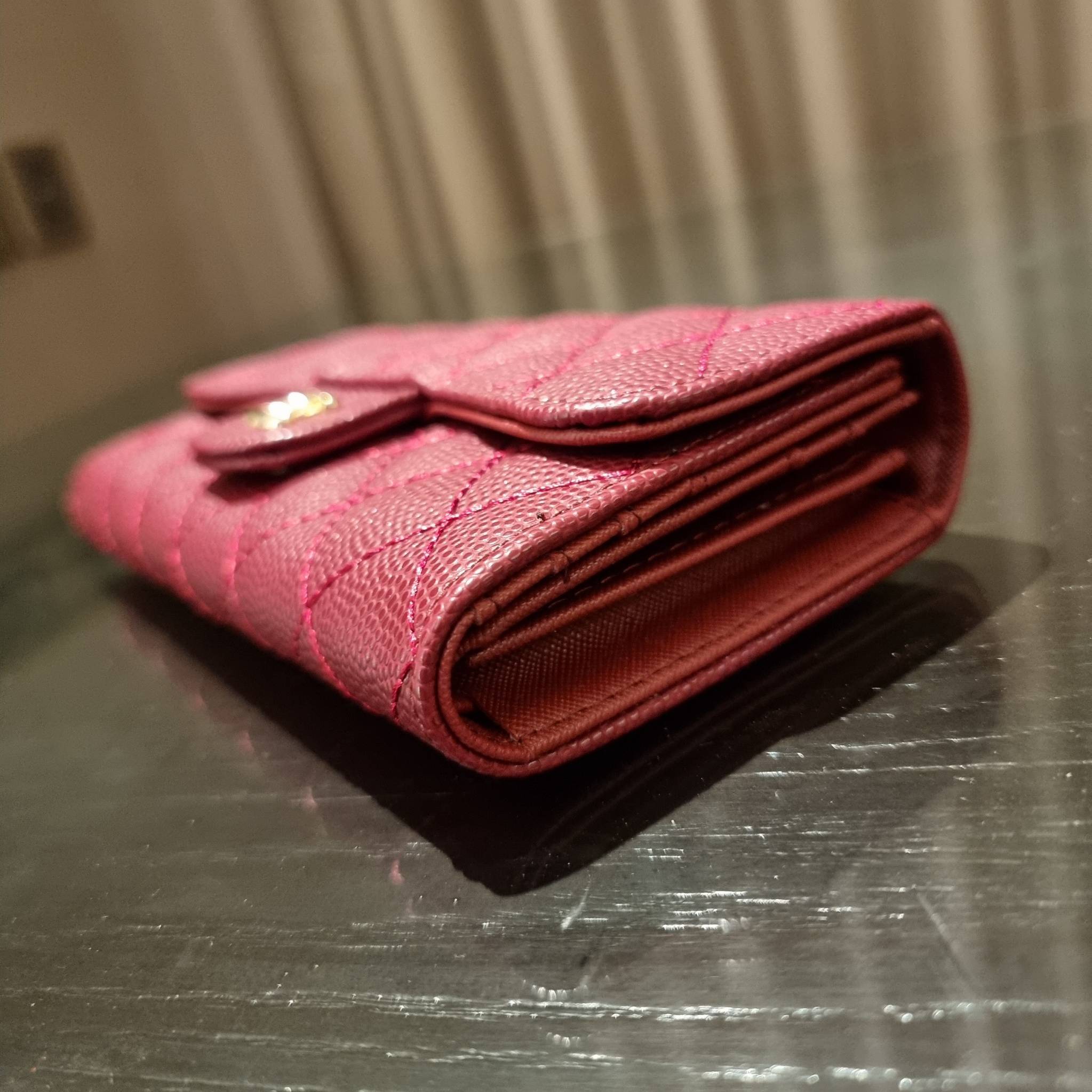 VIP 】กระเป๋าสตางค์ใบยาวรุ่นฝาพับที่ถามหากันมากที่สุด!! สวยรับทรัพย์จาก Chanel วัสดุหนังลายคาร์เวีย ลุคผู้ดีที่สุด เปิด-ปิดด้วยกระดุมแม่เหล็ก ภายในกระเป๋ามีช่องใส่บัตรได้เยอะ ใส่ธนบัตร ใส่เหรียญได้ มีช่องซิปแยกอีกหนึ่งช่อง ดีไซน์เรียบหรูดูคลาสสิค!! สาวๆห้า