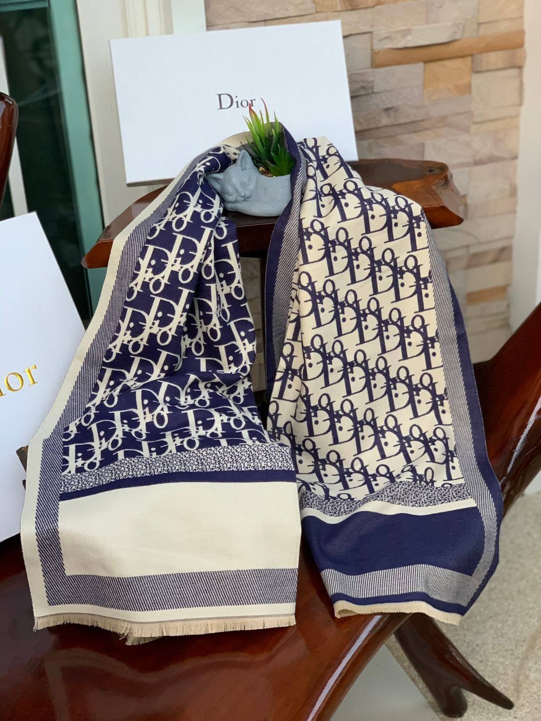 CHRISTIEN DIOR PARIS VINTAGE SILK SCARF สุดเอ็คเซ็คคลูทีฟกับแบรนด์ดังจากปารีส ด้วยงานพรีเมี่ยมกิ้ฟ ส่งมอบความรู้สึกดีๆให้กับคนที่คุณรัก ในรูปแบบผ้าพันคอและผ้าคุมไหล่ผืนใหญ่ให้ความอบอุ่น ถักทอด้วยผ้าcashmereลายวินเทจ มาพร้อมกล่องแบรนด์และถุงกระดาษกลายเป็นข