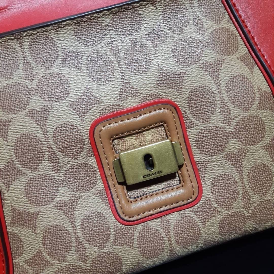 COACH COURIER CARRYALL 23 IN COLORBLOCK SIGNATURE CANVAS พร้อมส่ง 7 แบบ พร้อมส่ง ลุคดูไฮสุดๆค่ะ! กระเป๋าสะพายหนังหรูหราและคลาสสิค หนังแท้ชั้นดีที่สุด น้ำหนักเบา หนังสวยมากก สัมผัสแล้วหลงรักแน่นอนจ้าา😘