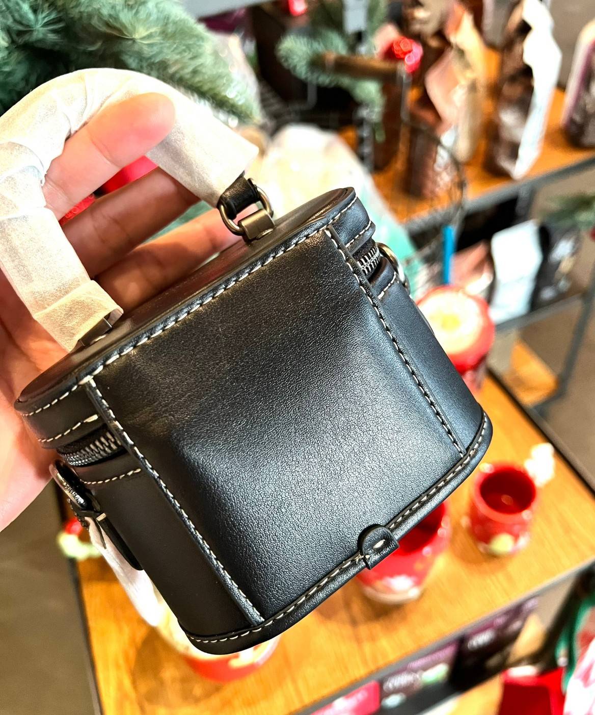 COACH TRAIL CROSSBODY 12 IN SIGNATURE CANVAS CE768 // CE769 มอบเป็นของขวัญปีนี้ รุ่นนี้ต้องเข้าแล้วล่ะคะ พร้อมส่งที่ไทยจำนวนจำกัด! ได้ล๊อตเปิดตัวราคาดีสุดมาค่ะ🎁มอบทันใช้ในช่วงเทศกาลปีใหม่นี้กันค่าา สวยไร้ที่ติ ✔️กระเป๋าใส่ของจำเป็นจุกจิก หน