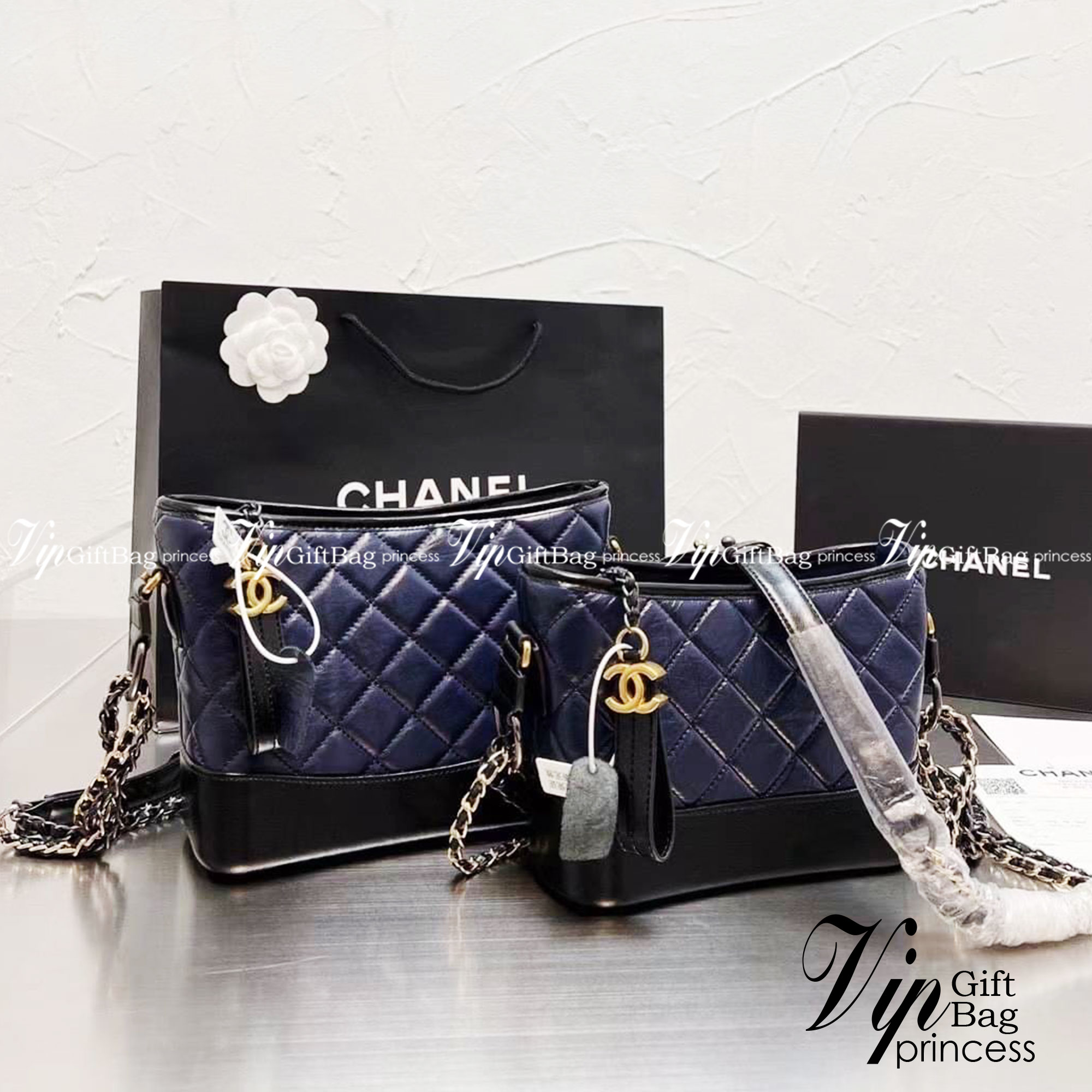 CHANEL SHOULDER BAG / CHANEL GABRIELLE HOBO BAG มี 2 size 8" 10" กระเป๋าสะพายข้าง/ไหล่ หนังนิ่ม หรู มาพร้อมพวงกุญแจสัญลักษณ์แบรนด์ อะไหล่พร้อมโซ่สะพายสีทองสลับเงิน สามารถสะพาย crossbody หรือสะพายไหล่ได้หมด สะพายแล้วขับผิวมากๆ
