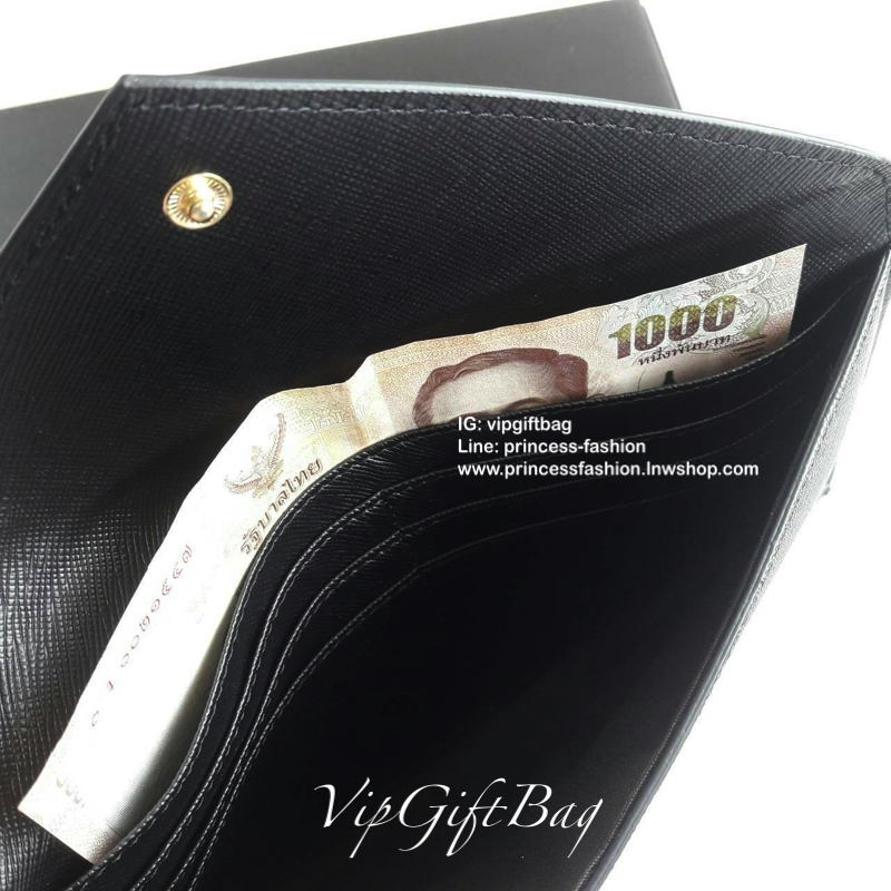 พร้อมส่งครบสีค่าาา กระเป๋าสตางค์ยาว *ทรงหรู จากงานพรีเมี่ยมกิ้ฟ จากเคาเตอร์ต่างประเทศ จากแบรนด์ PRADA ลายหนัง saffiano ของแท้ 100% เปิดปิดฝาพับ มีช่องใส่บัตร 6 ช่อง ด้านในมีช่องใหญ่2ช่อง ใส่ได้ถึงแบงค์พัน หรือจะใส่มือถือได้ถึง Iphone+ และช่องซิปใส่ของจุกจ