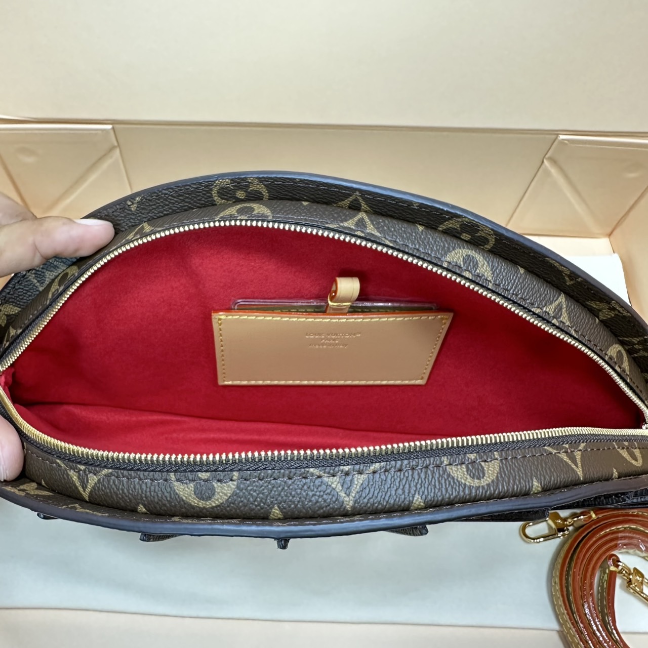 TOP ORI หนังแท้ | LV Fan Bag กระเป๋าสะพายดีไซส์รูปพัด เปิดตัวกระเป๋ารุ่น Fan ดีไซน์โดดเด่นบนรันเวย์แฟชั่นโชว์คอลเลกชันประจำฤดูกาล Spring-Summer 2025