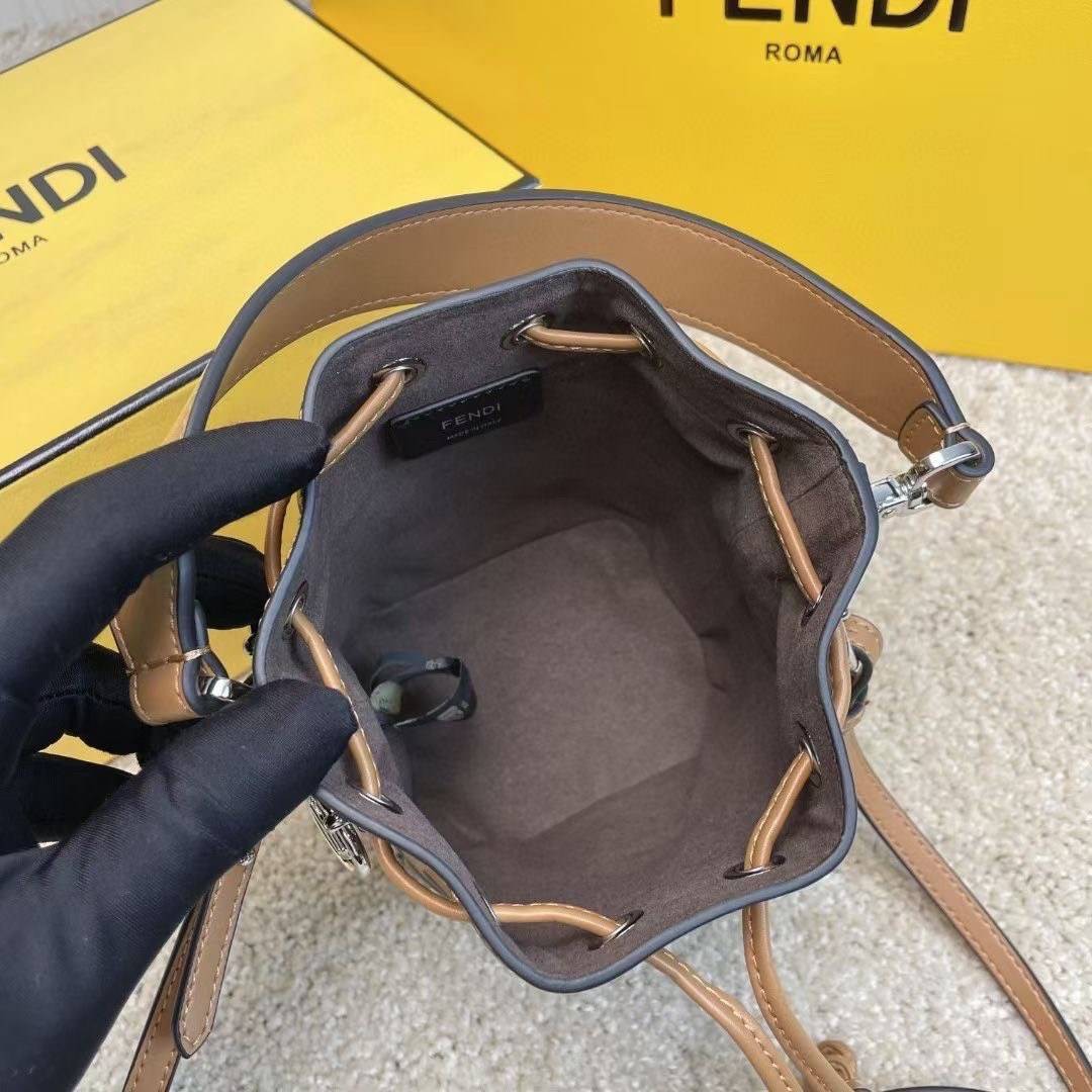 หนังแท้ 】Ori Fendi MonTresor mini Bucket Bag กระเป๋าถือหรือสะพายข้าง วัสดุหนังแท้ทรงขนมจีบ ลายแบรนด์ อะไหล่ทองหรูหรา จุของได้เยอะ น้ำหนักเบา ตั้งอยู่ทรง ด้านในโล่ง มี2สาย สายสั้น+ยาว ถอดสายได้ Crossbody ได้ สายยาวปรับระดับได้ คุ้มสุดๆ ใบนี้ไม่ควรพลาดค่ะ ด