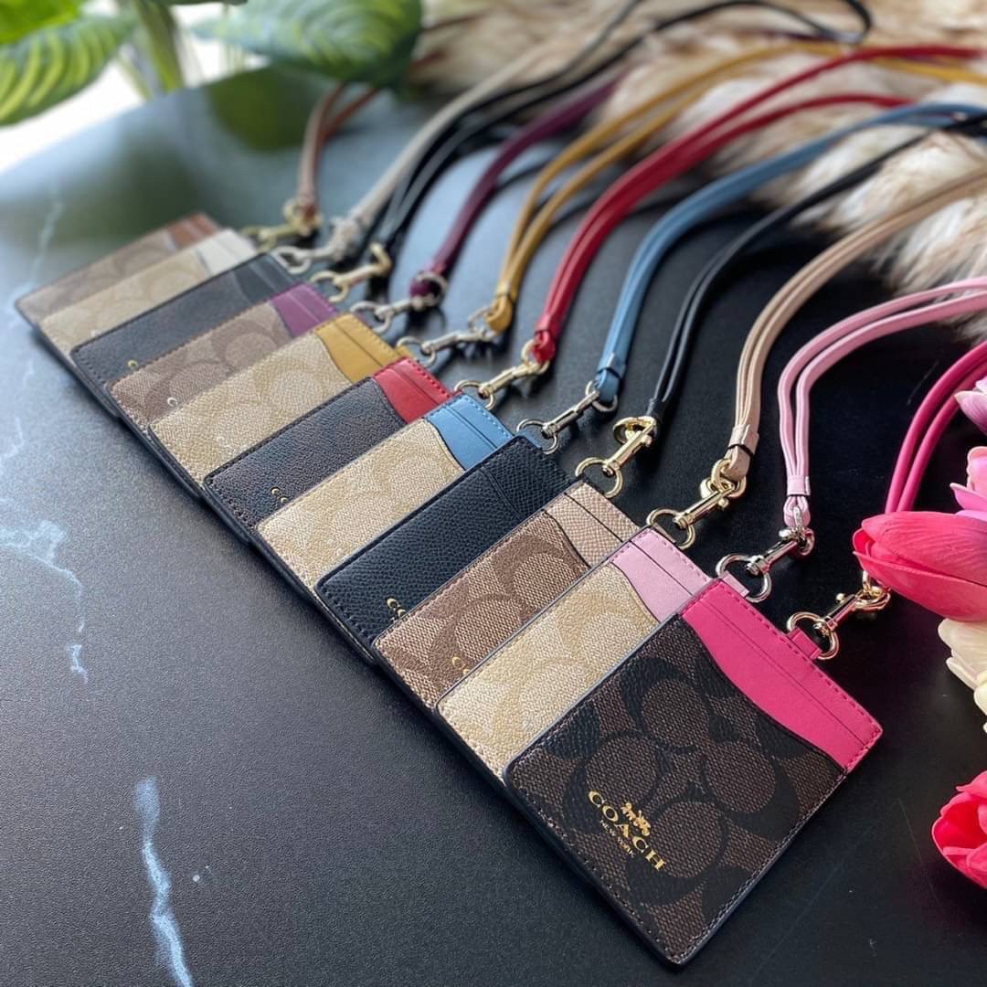 COACH F63274 ID LANYARD IN SIGNATURE COATED CANVAS กระเป๋าใส่บัตรคล้องคอ ลาย C ทั้งใบ ด้านหน้าตกแต่งชื่อแบรนด์ สวยมากกก ใส่บัตรพนักงาน และบัตรต่างๆ มาพร้อมสายคล้องคอ สายถอดออกได้ ตัวกระเป๋ามี 3 ช่องค่ะ