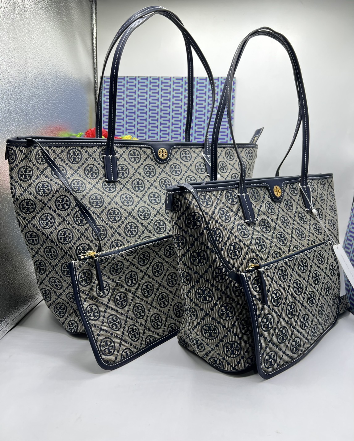 ORI หนังแท้ | Tory Burch T Monogram zip tote bag กระเป๋าทรงโท้ทใบใหญ่ทรงกว้างพร้อมใบเล็กเข้าเซ็ท งานผ้าแจ็คการ์ดตัดขอบหนัง เดอะเบสท์ เซลเลอร์!! ที่สุดของไอเท็มยอดฮิตติดอันดับ ขายดี ขายได้ตลอด ลายโมโนแกรมสุดคลาสสิค สาวๆว่าต้องมีติดบ้านจริงๆน้า