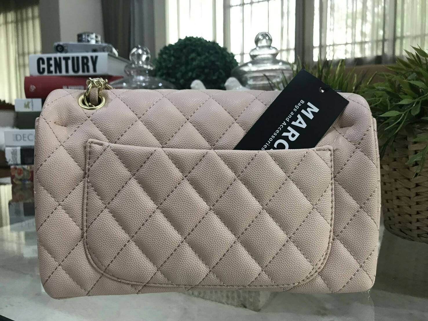MARCS WOMAN QUILTED CHAIN SHOULD BAG กระเป๋าสะพายหนังคาเวียร์อยู่ทรงสวย ดีไซน์หรู classic สไตล์ Chanel เปิดปิดด้วยตัวล็อคบิด พร้อมฝาปิดแบบกระดุมแม่เหล็ก ภายในกว้าง และจุ สามารถใส่กระเป๋าสตางค์ใบยาว, mini iPad, i8+ ได้ค่ะ มาพร้อมสายสะพายโซ่ร้อยหนัง จะซ้อนส
