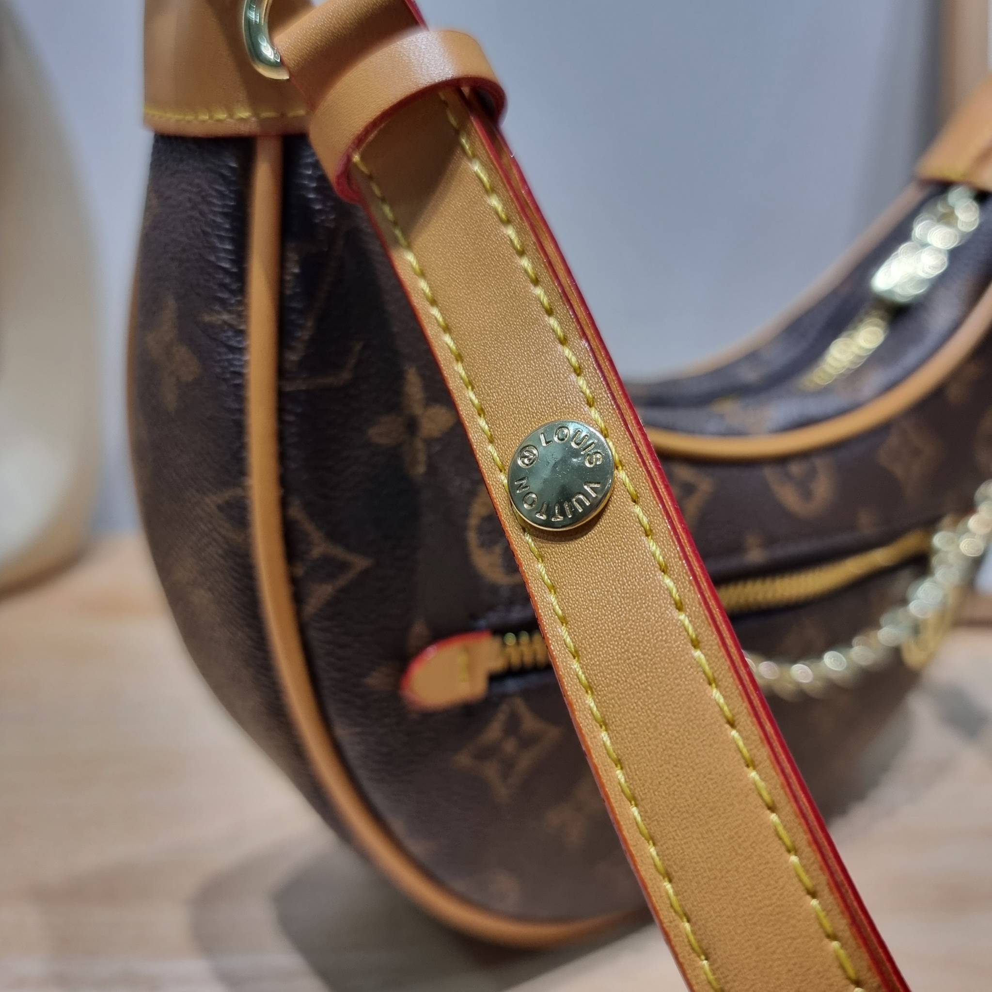 สุดยอดเดอะเบสท์ไอเท็ม ต้องยกให้เลย กับกระเป๋าสะพายทรงบาแกตต์ สวยหรู ดูแพงมาแต่ไกล LV loop bag ยังคงคลาสสิค ผู้ดี หรูหรา ขนาดกำลังพอดี ใส่โทรศัพท์ได้ทุกรุ่น วัสดุหนังแคนวาสคุณภาพ ด้านหน้ามีช่องซิปแยก สายสะพายมีมาให้ถึง 2 แบบ สลับใช้ได้เลยแบบไม่มีเบื่อ จะลุ