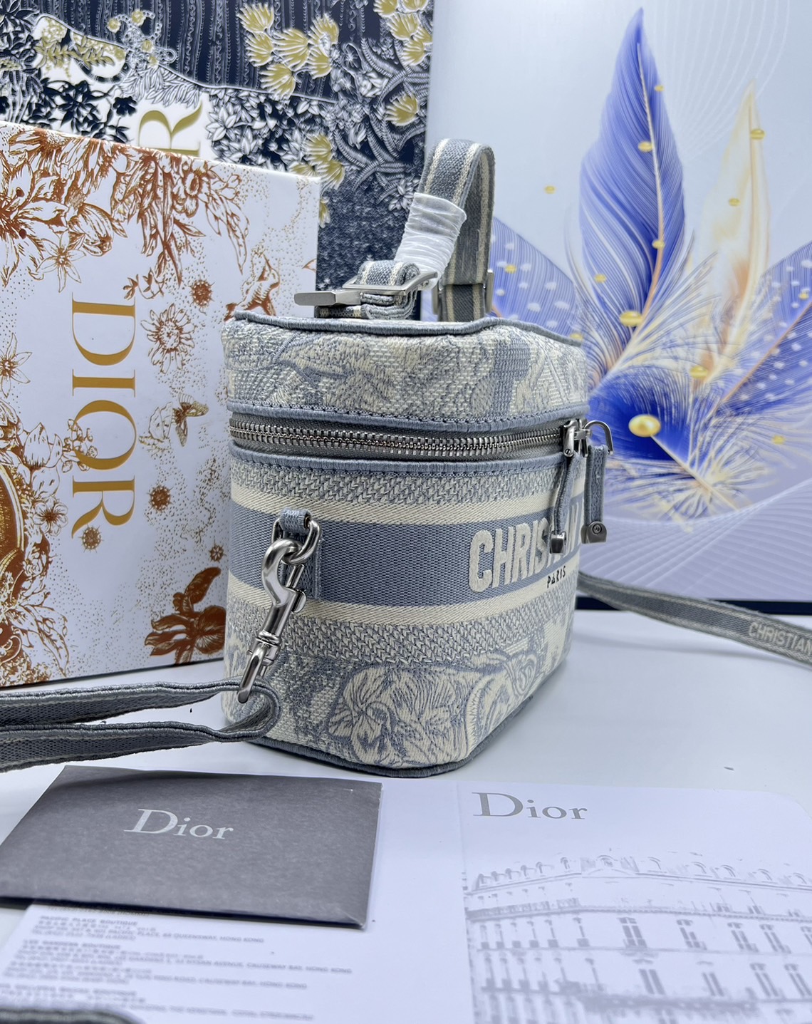 18cm Small DiorTravel Vanity Case กระเป๋าใส่เครื่องสำอาง มาพร้อมกับลวดลาย Oblique ปักอย่างประณีตและประดับด้วยสัญลักษณ์ Christian Dior Paris มาพร้อมสายสะพายและหูจับในตัว ปรับเปลี่ยนใช้งานได้ตามสไตล์