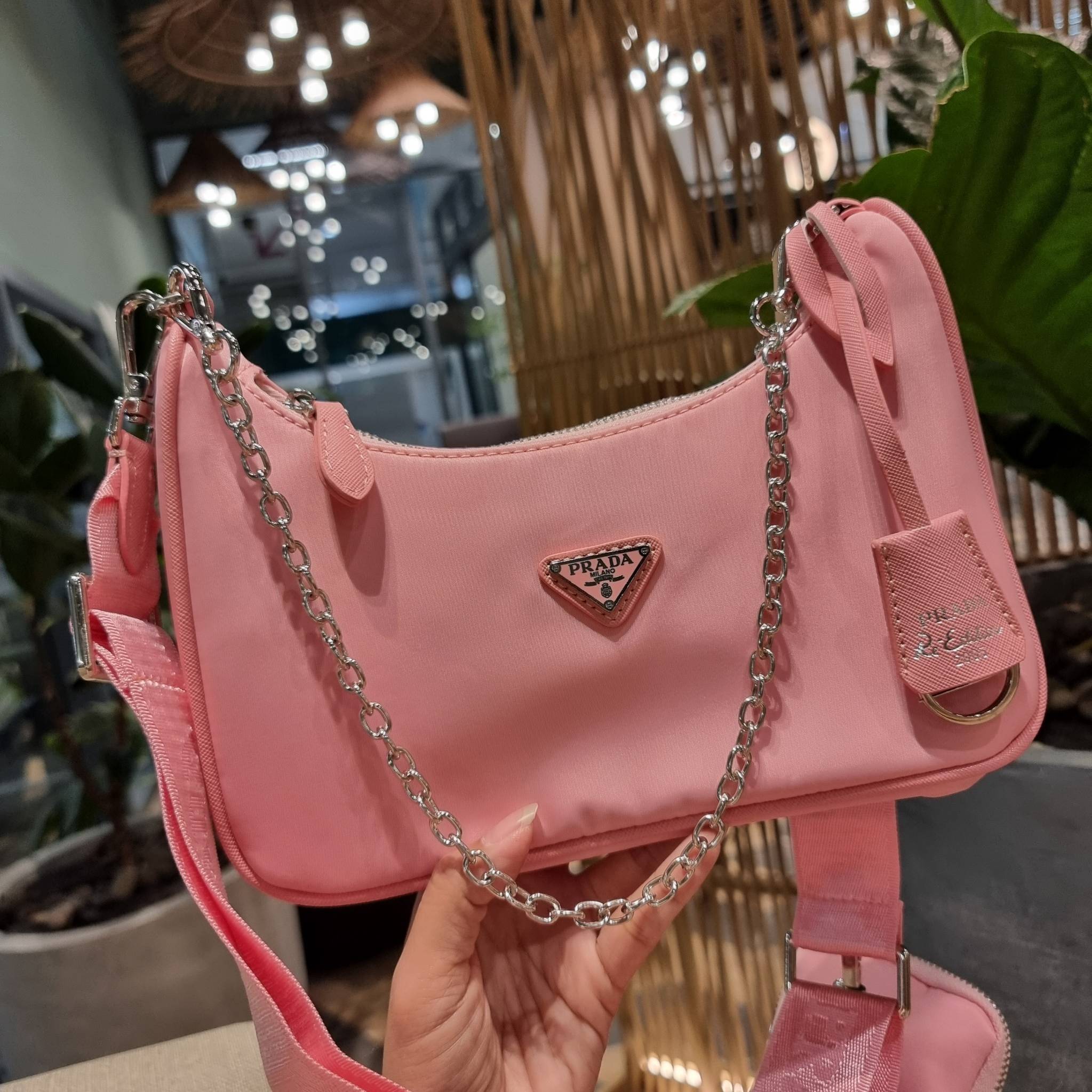 VIP 🥂 PRADA RE-EDITION 2005 RE-NYLON SHOULDER BAG ไอเท็มสุดปัง ที่ฮิตตลอดกาลไม่ว่าจะปีไหนๆ จัดให้ครบทั้งสีขายดีและสีใหม่ล่าสุด ที่สายคุณหนูห้ามพลาด!! กับกระเป๋าสะพายทรงคลาสสิค เหมาะเป็น everyday bag มากๆ วัสดุผ้าไนล่อนคุณภาพ พร้อมใบลูก ไว้ใส่เหรีย