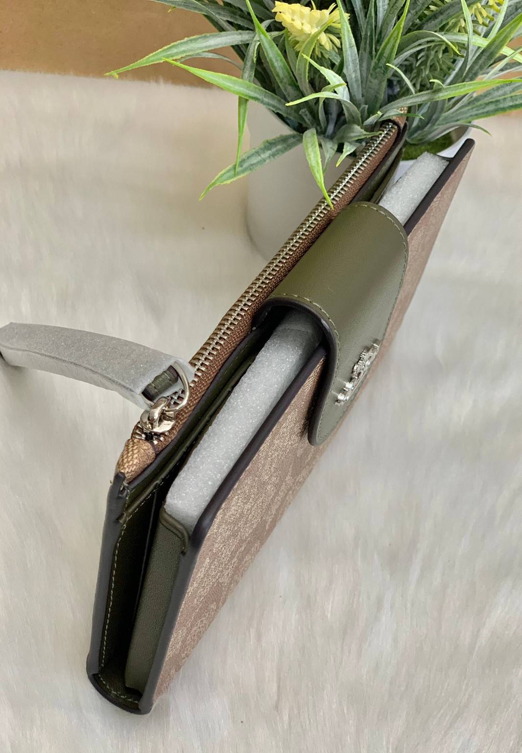 พร้อมส่งครบ 5 สี กระเป๋าสตางค์ที่สาวๆต้องมีติดตัวค่าา😘 COACH TECH WALLET IN COLORBLOCK SIGNATURE ((C2874)) ✔️กระเป๋าเงินใบยาว หนังแท้ พร้อมสายคล้องมือในตัวค่ะ ✔️เปิดปิดด้านหน้าแบบฝากระดุม ภายในมีช่องใส่ธนบัตร2ช่อง ;สามารถใส่มือถือ ip