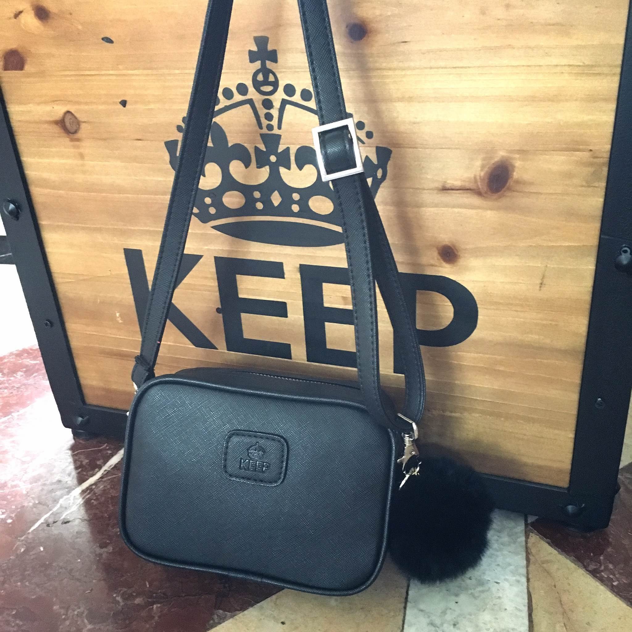 สินค้าขายดีมากี่รอบก้อหมด KEEP รุ่น Saffiano Box clutch&shoulder bag กระเป๋าสะพายทรงน่ารัก ตัวกระเป๋าถอดสายถือเป็นคลัช ออกงาน หรือสะพายพาดลำตัวได้เลย จุดเด่น ที่ตัวกระเป๋าทำจากหนัง Saffiano prada คะ สวย ทน ดูแลทำความสะอาดได้ง่าย ขนาดกำลังดีใส่โทรศัพท์ ได้